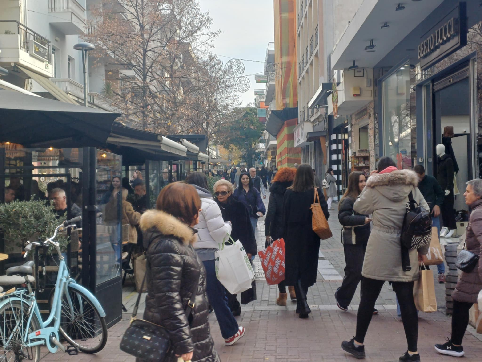 Ξεχύθηκαν στην αγορά για την Black Friday σήμερα,  οι Λαρισαίοι (ΦΩΤΟ)