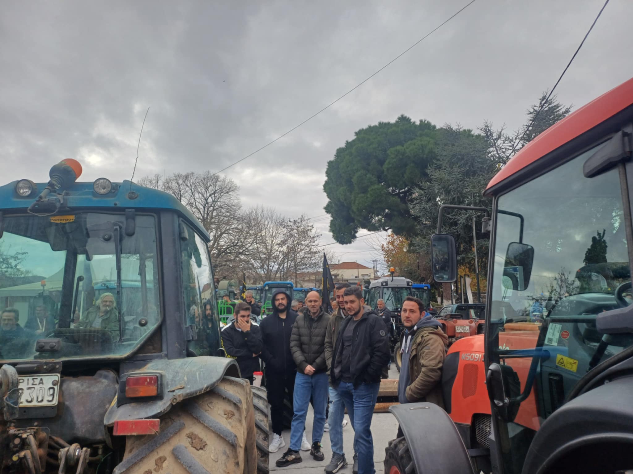 «Βούλιαξε» από τρακτέρ η Αγιά- συλλαλητήριο μηλοπαραγωγών και καστανοπαραγωγών (ΦΩΤΟ)