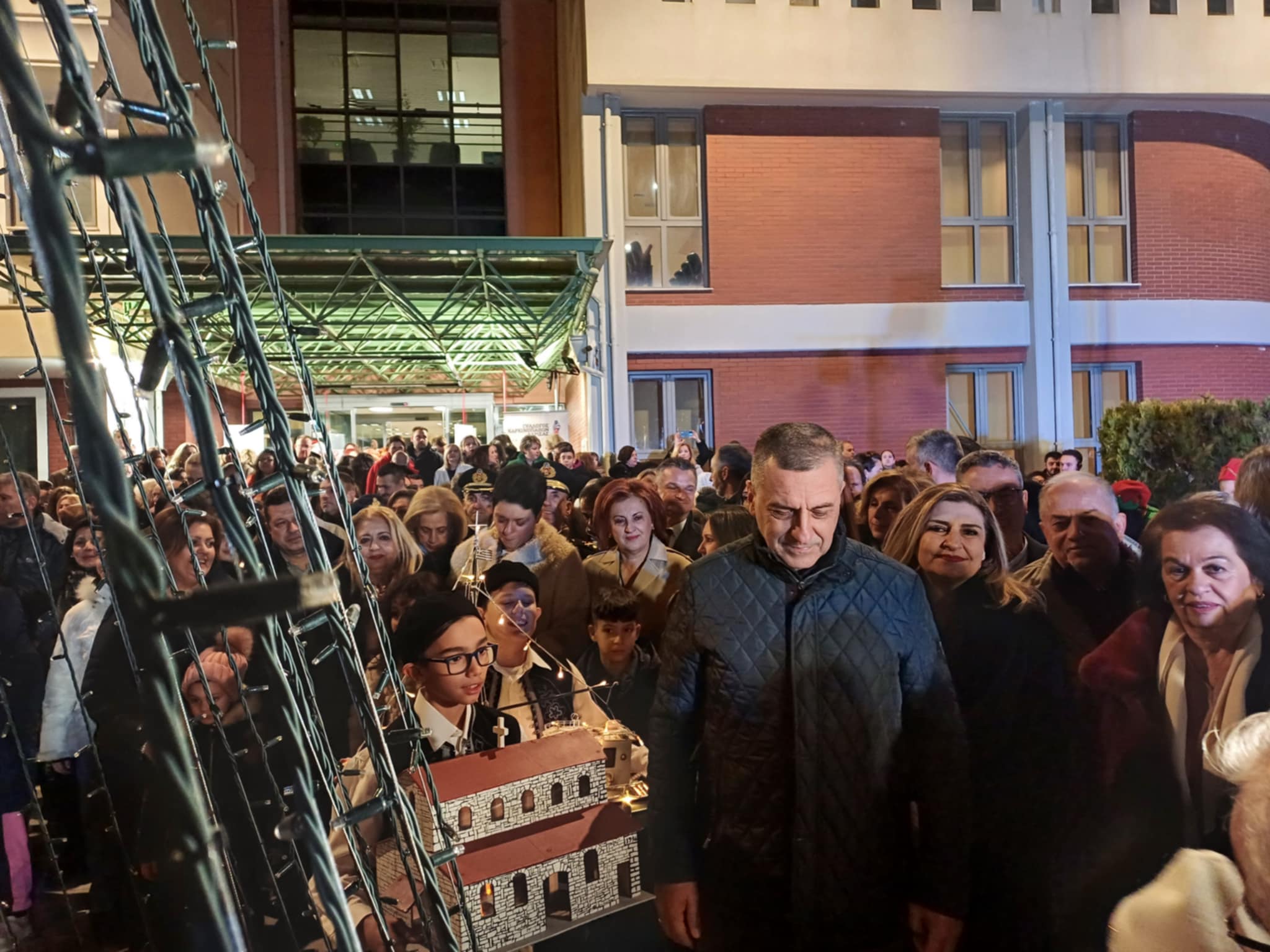 Το Χριστουγεννιάτικο δέντρο της αναψε η Περιφέρεια Θεσσαλίας (ΦΩTO)