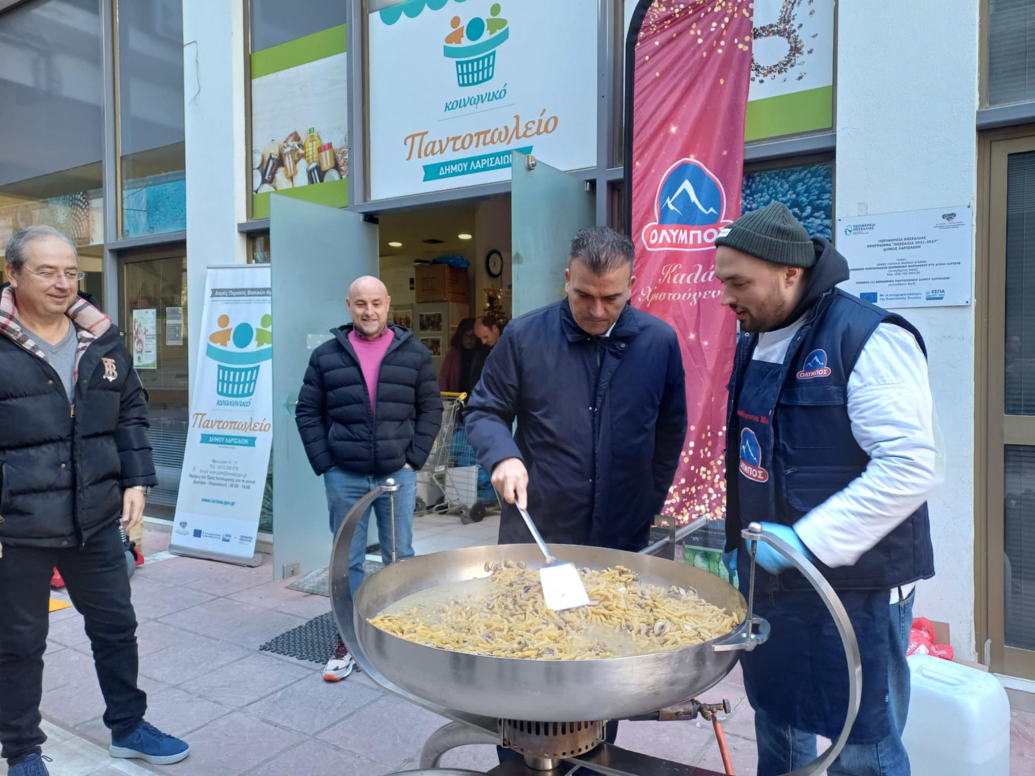 Γεύματα αγάπης σήμερα στο Κοινωνικό Παντοπωλείο Λάρισας από τον σεφ Στάθη Παγκουρέλια (ΦΩΤΟ)