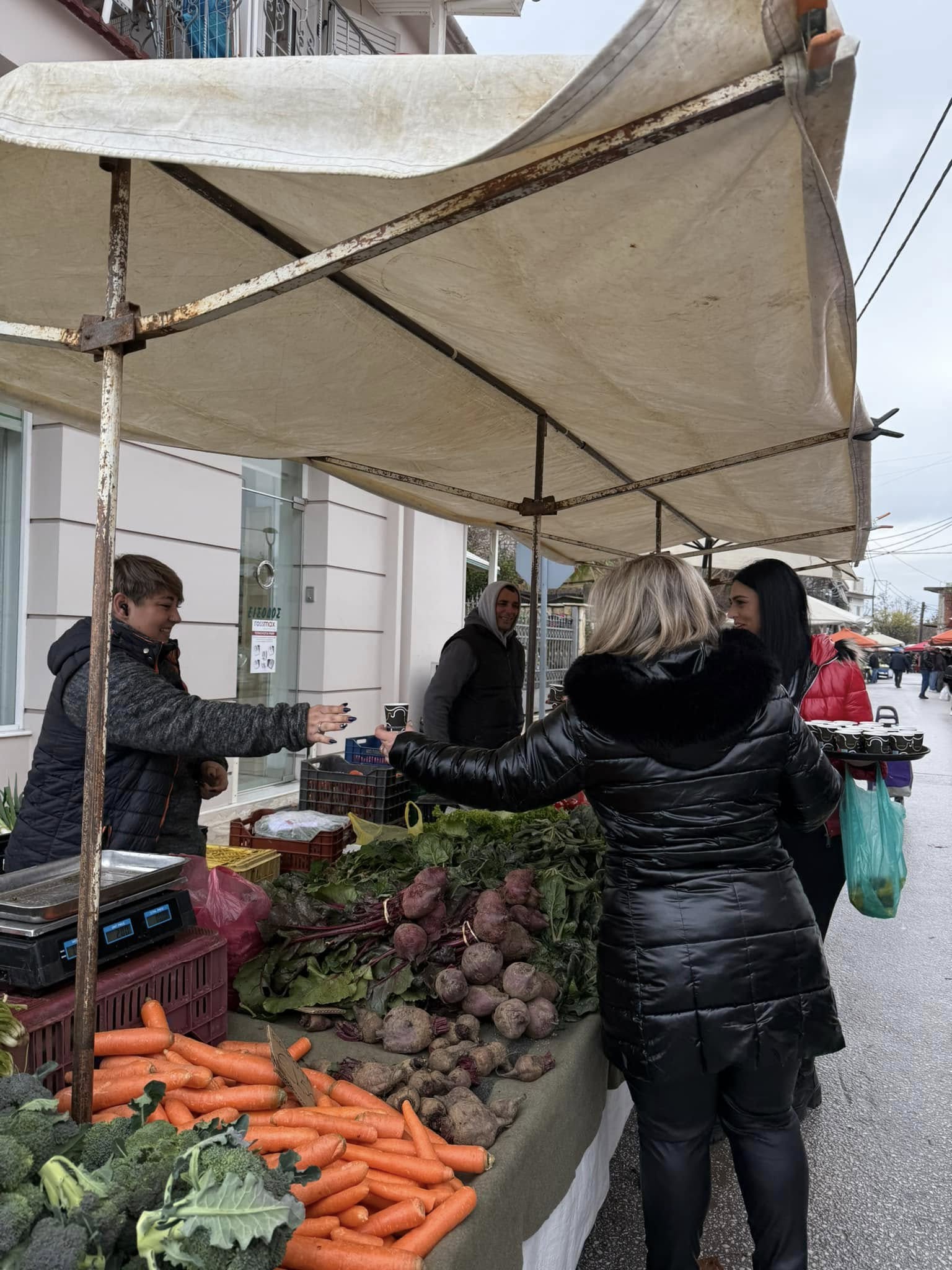 Σταφίδες, κονιάκ και ευχές από το Δήμο Παλαμά στους εμπόρους της λαϊκής αγοράς (φωτο)