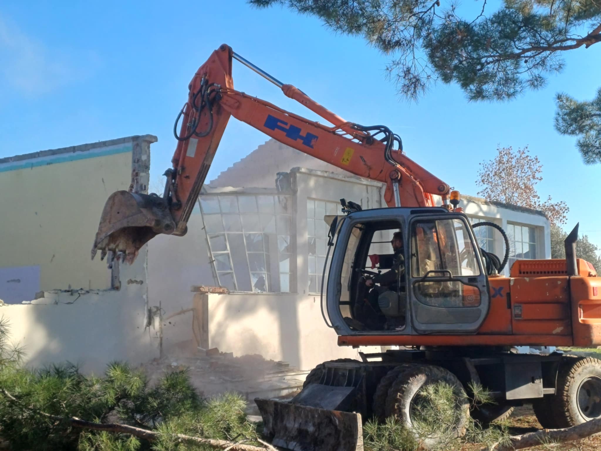 Καταδαφίστηκε το σχολείο στα Πλατανούλια που είχε πληγεί από το σεισμό της 3ης Μαρτίου 2021 (ΦΩΤΟ+video)