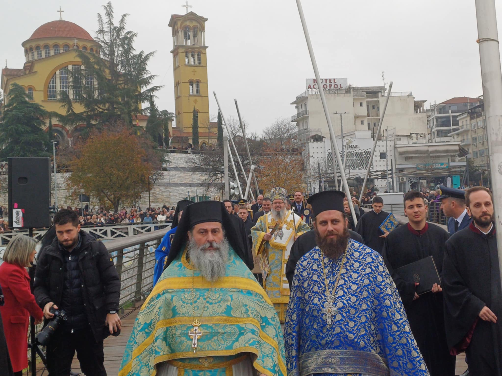 Βούτηξαν στα παγωμένα νερά του Πηνειού για το σταυρό (ΦΩΤΟ+video)