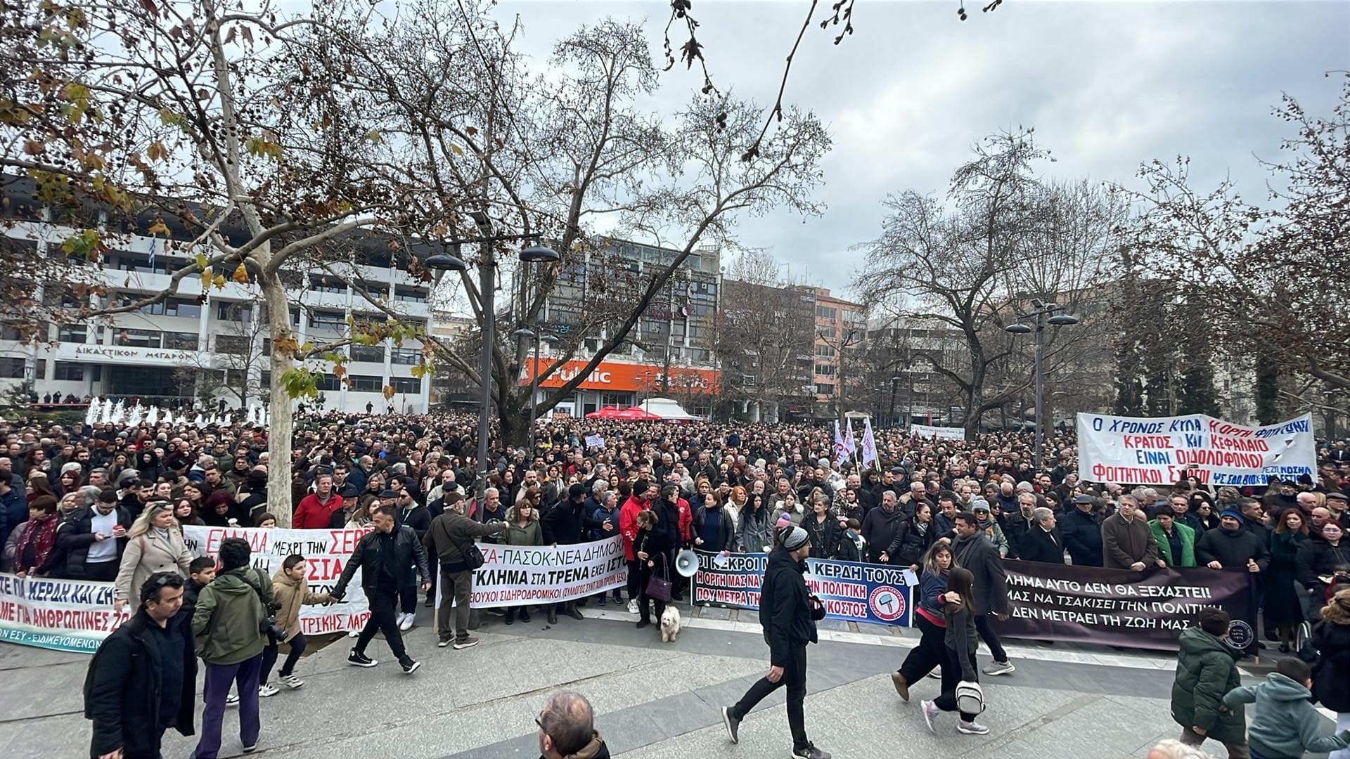 «Δεν έχω οξυγόνο»-Ογκώδης συγκέντρωση στην κεντρική πλατεία  για τα θύματα των Τεμπών (ΦΩΤΟ+video)