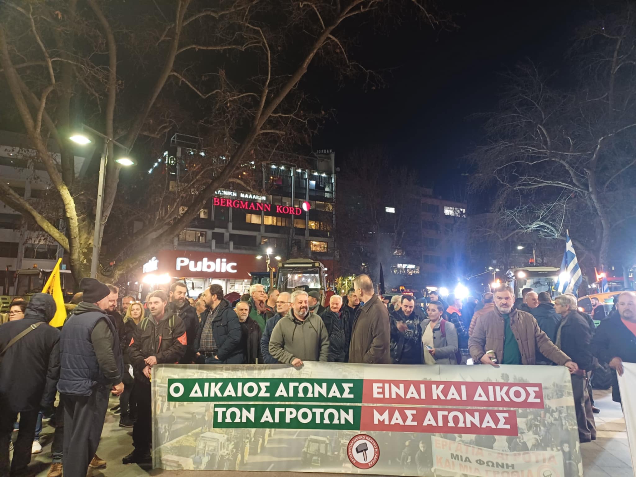 Απόβαση με τα τρακτέρ από το μπλόκο της Γυρτώνης στο κέντρο της Λάρισας (ΦΩΤΟ+video)