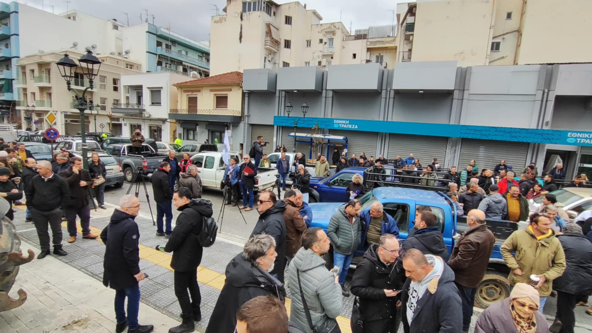 Πολιόρκησαν το κέντροπ της πόλης του Βόλου οι αγρότες της Μαγνησίας (ΦΩΤΟ)