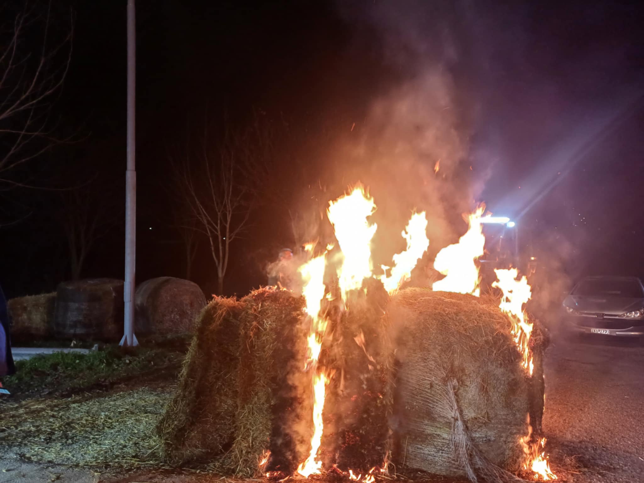 Αγρότες στο Μικρό Ελευθεροχώρι Ελασσόνας έκλεισαν την εθνική οδό και έβαλαν φωτιά σε αχυρόμπαλες (ΦΩΤΟ+video)