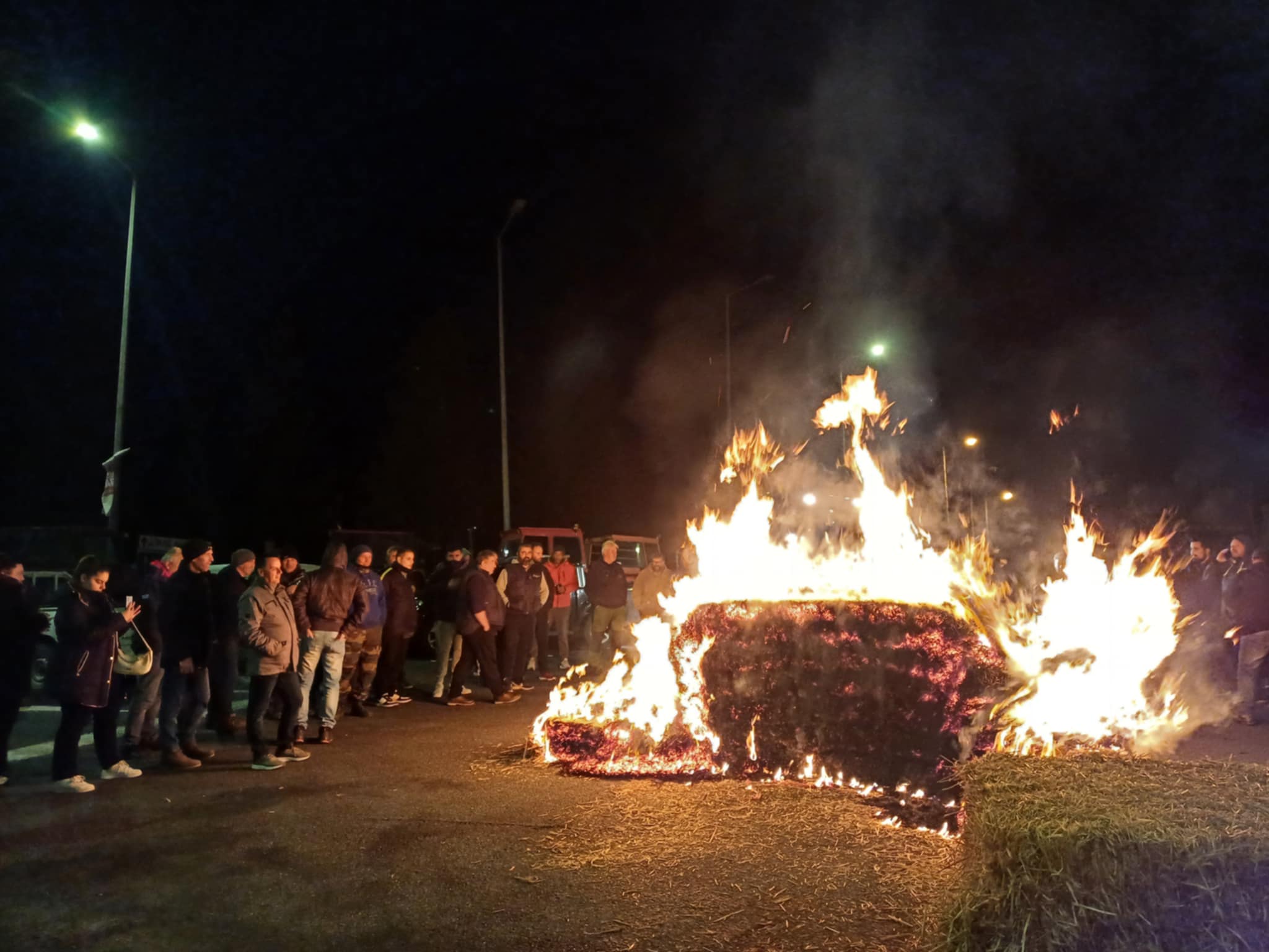 Σκληραίνουν τη στάση τους οι αγρότες στη Γυρτώνη- άναψαν φωτιες σε αχυρόμπαλες (ΦΩΤΟ+video)