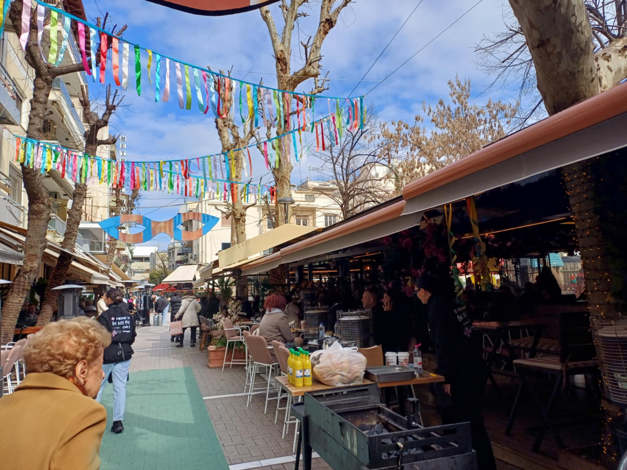 Άναψαν τα κάρβουνα στη Λάρισα ενόψει Τσικνοπέμπτης (ΦΩΤΟ)