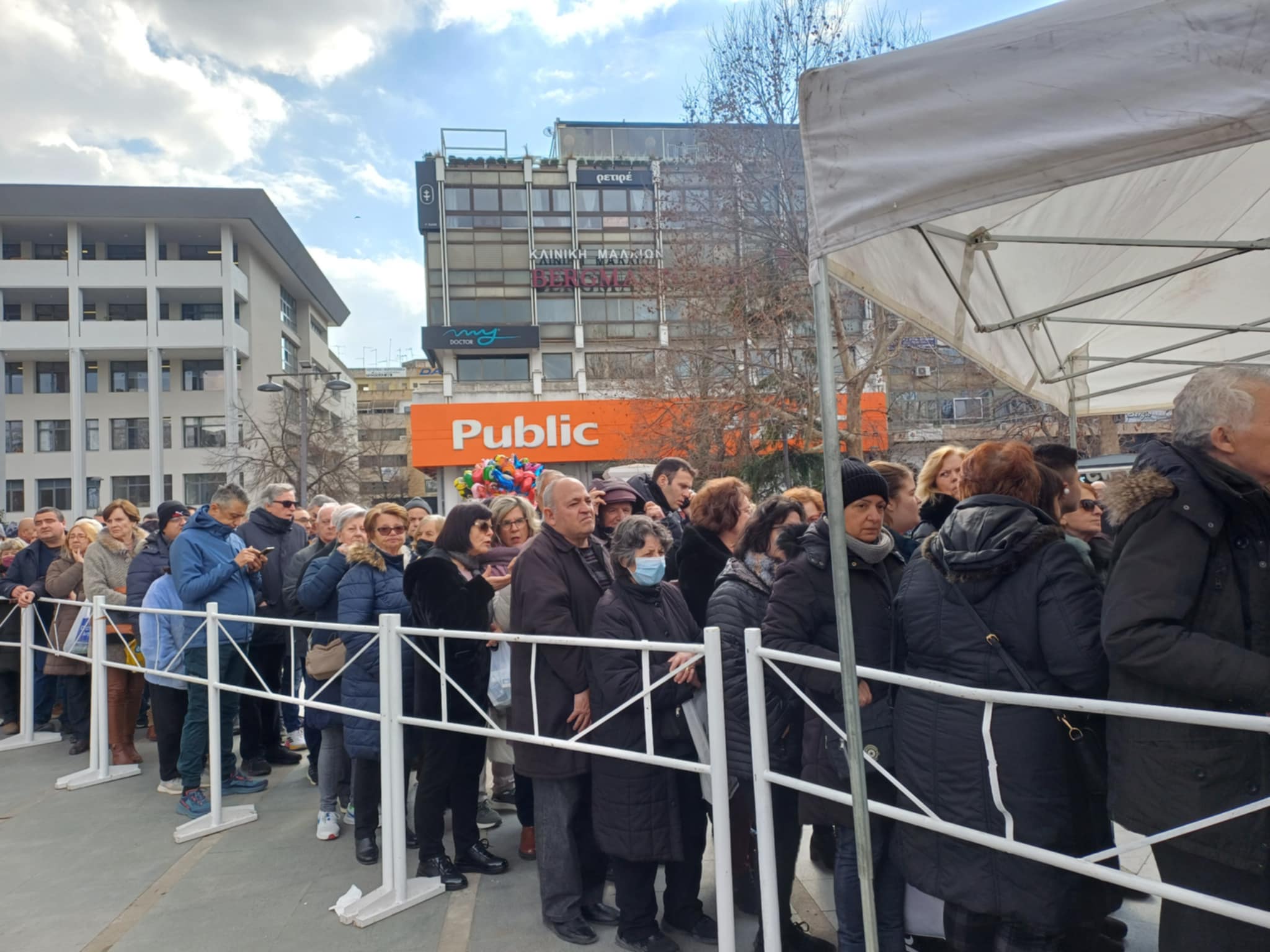 Τσίκνα , χάλκινα και χοροί κυκλωτικοί στην κεντρική πλατεία- άναψε το κέφι (ΦΩΤΟ+video)