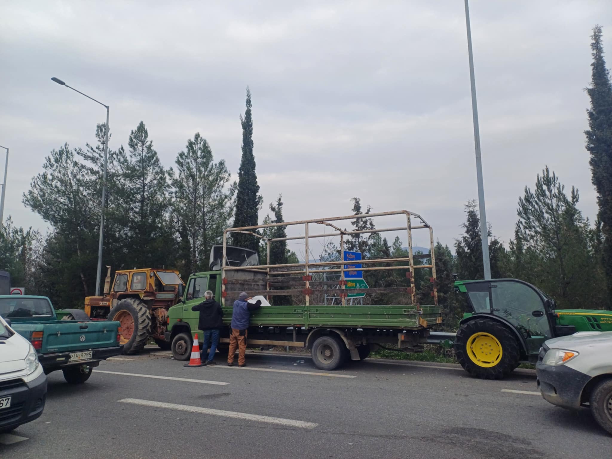 Αποχωρούν από το μπλόκο της Γυρτώνης οι αγρότες και δίνουν ραντεβού την Παρασκευή για τα Τέμπη (ΦΩΤΟ+video)