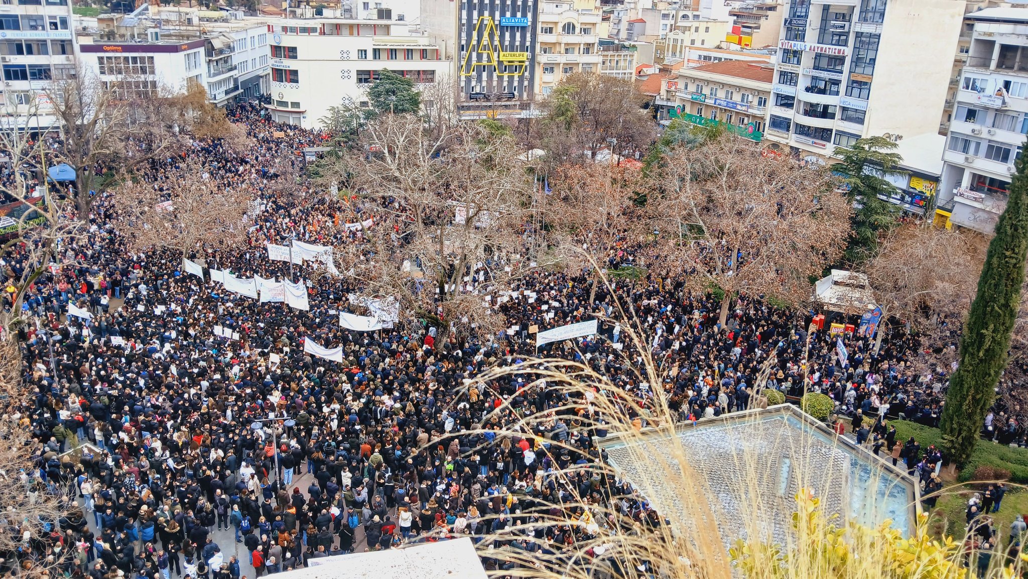 Βούλιαξε η Λάρισα: Ενωμένη ειρηνικά  τίμησε τους νεκρούς και τραυματίες των Τεμπών..