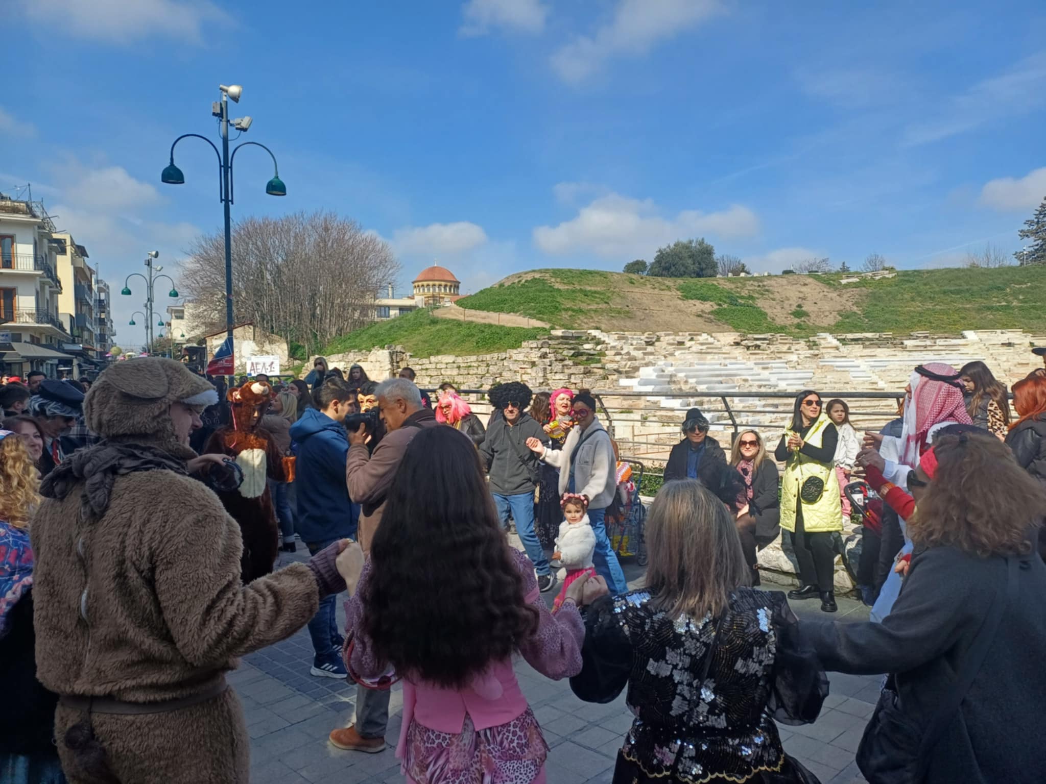 Μετά το συλλαλητήριο το κέντρο της Λάρισας σήμερα γέμισε με μπουλούκια και...  «Αποκριάς Δρώμενα » (ΦΩΤΟ+video)