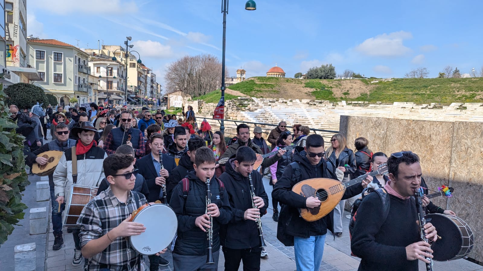 Κορυφώνονται οι εκδηλώσεις «Αποκριάς Δρώμενα » την Καθαρά Δευτέρα - Με μουσική, χορό και φωτιές τήρησαν τα έθιμα οι Λαρισαίοι