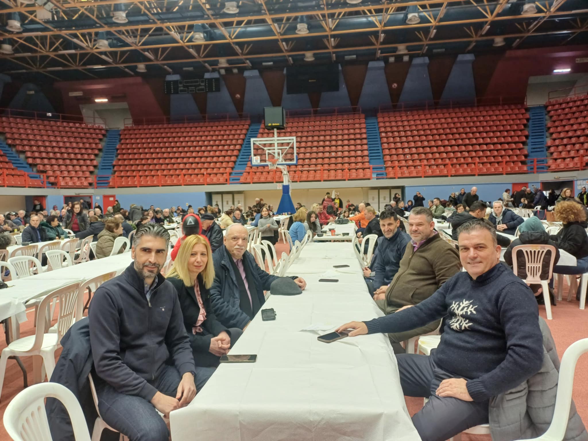 Με σρακοστιανά και ζωντανή μουσική οι Λαρισαίοι γιορτάζουν τα Κούλουμα στο κλειστό της Νεάπολης λόγω βροχής (ΦΩΤΟ +video)