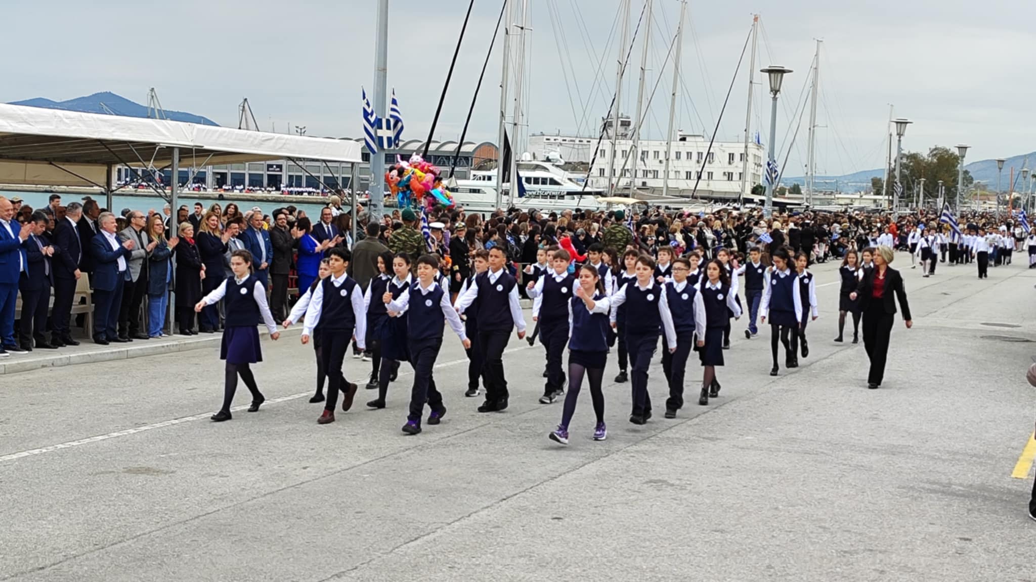 Πλήθος κόσμου στην παραλία του Βόλου για την παρέλαση (ΦΩΤΟ)