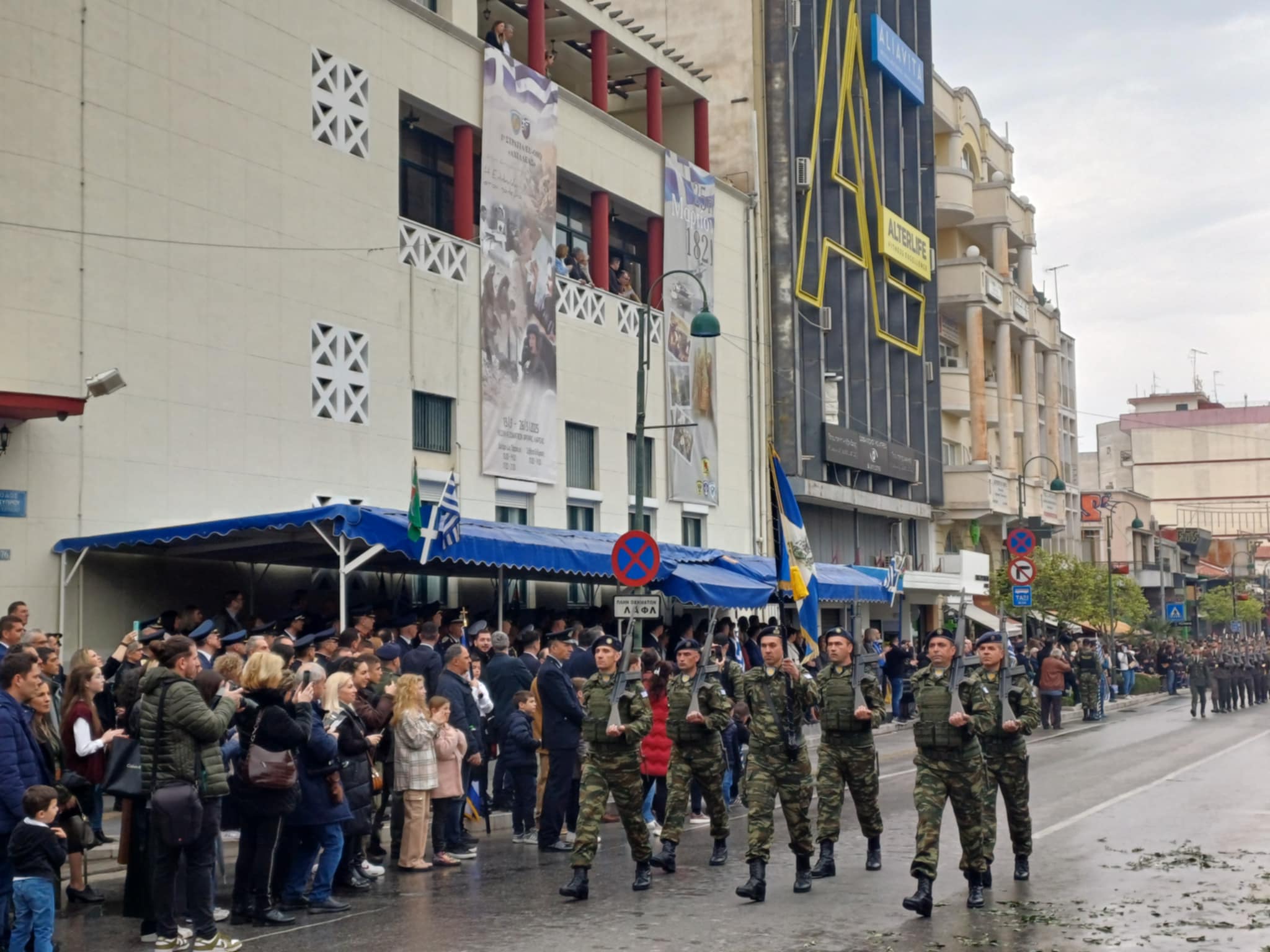 Φωτογραφικά κλικς από την παρέλαση, υπό βροχή στη Λάρισα (ΦΩΤΟ)