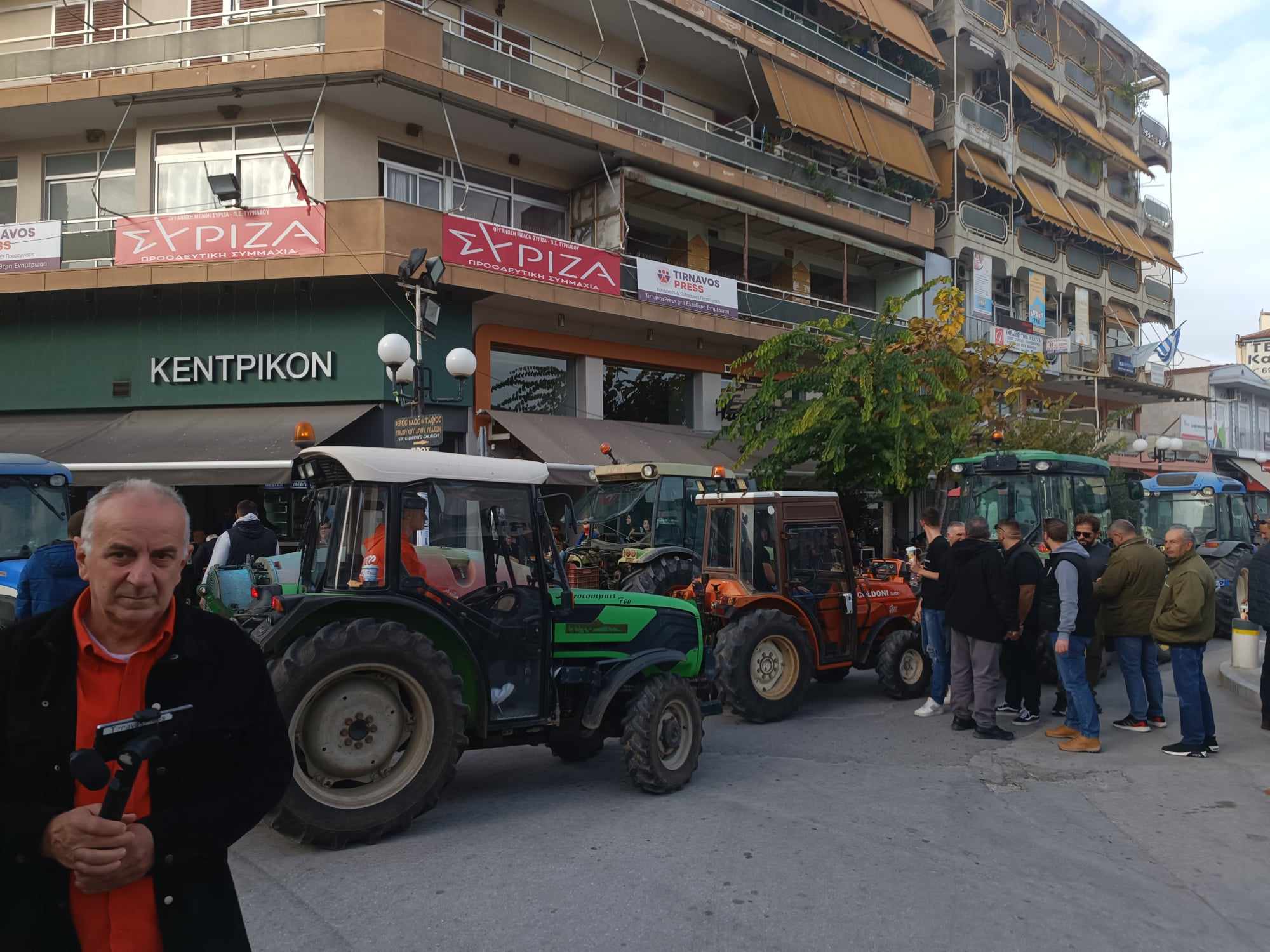 Τα τρακτερ βούλιαξαν την π[λατεία του Τυρνάβου (ΦΩΤΟ)