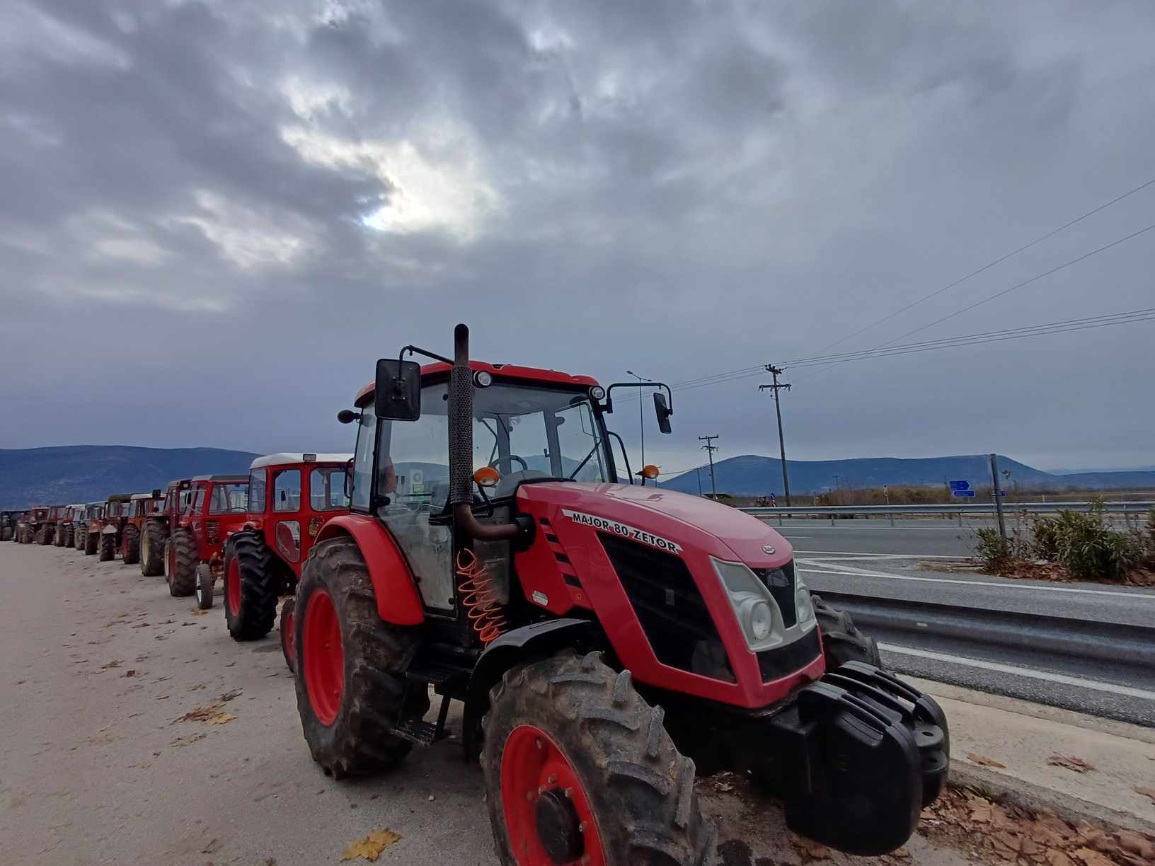 Απέκλεισαν την εθνικό οδό Λάρισας- Τρικάλων το μεσημέρι οι αγρότες στο Ζάρκο (ΦΩΤΟ)