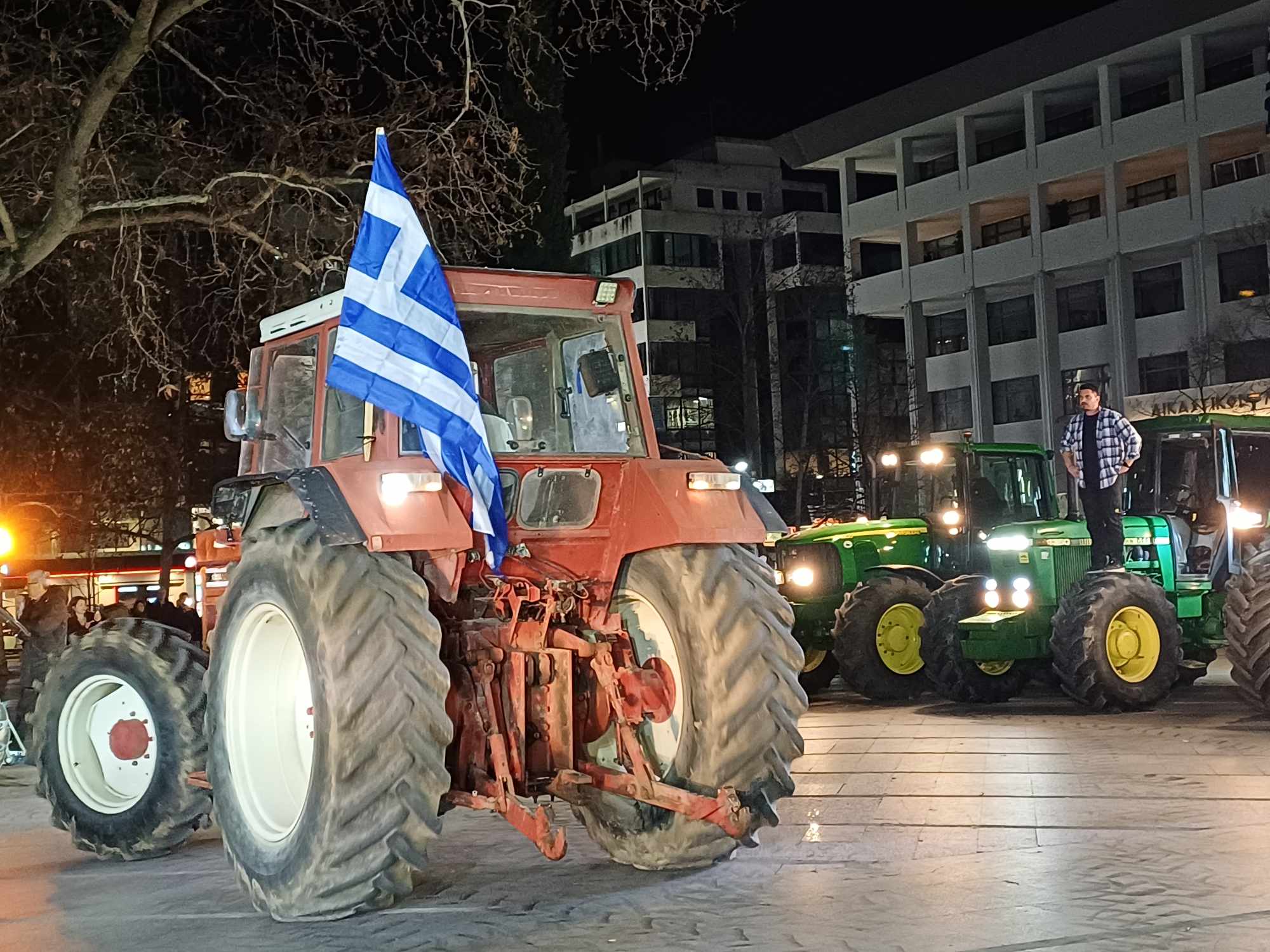 Κατέκλυσαν την πλατεία της Λάρισας δεκάδες τρακτερ- μεγάλο αγροτικό συλαλλητήριο (ΦΩΤΟΠ+video)