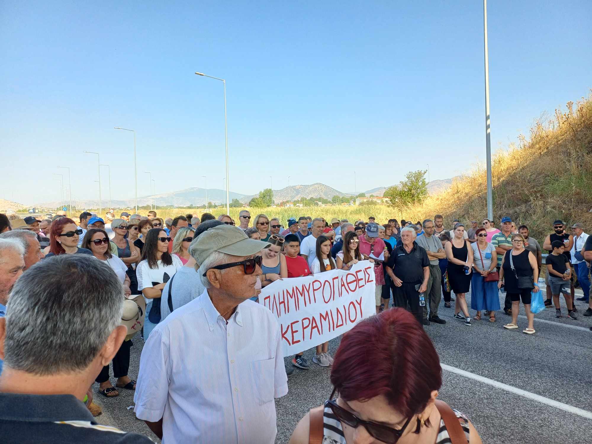 Απέκελισαν συμβολικά την ΕΟ Λα΄ρισας- Τρικάλων οι πλημμυροπαθείς της Φαρκαδόνας- ζητούν αποζημιώσεις, έργα (ΦΩΤΟ+video)