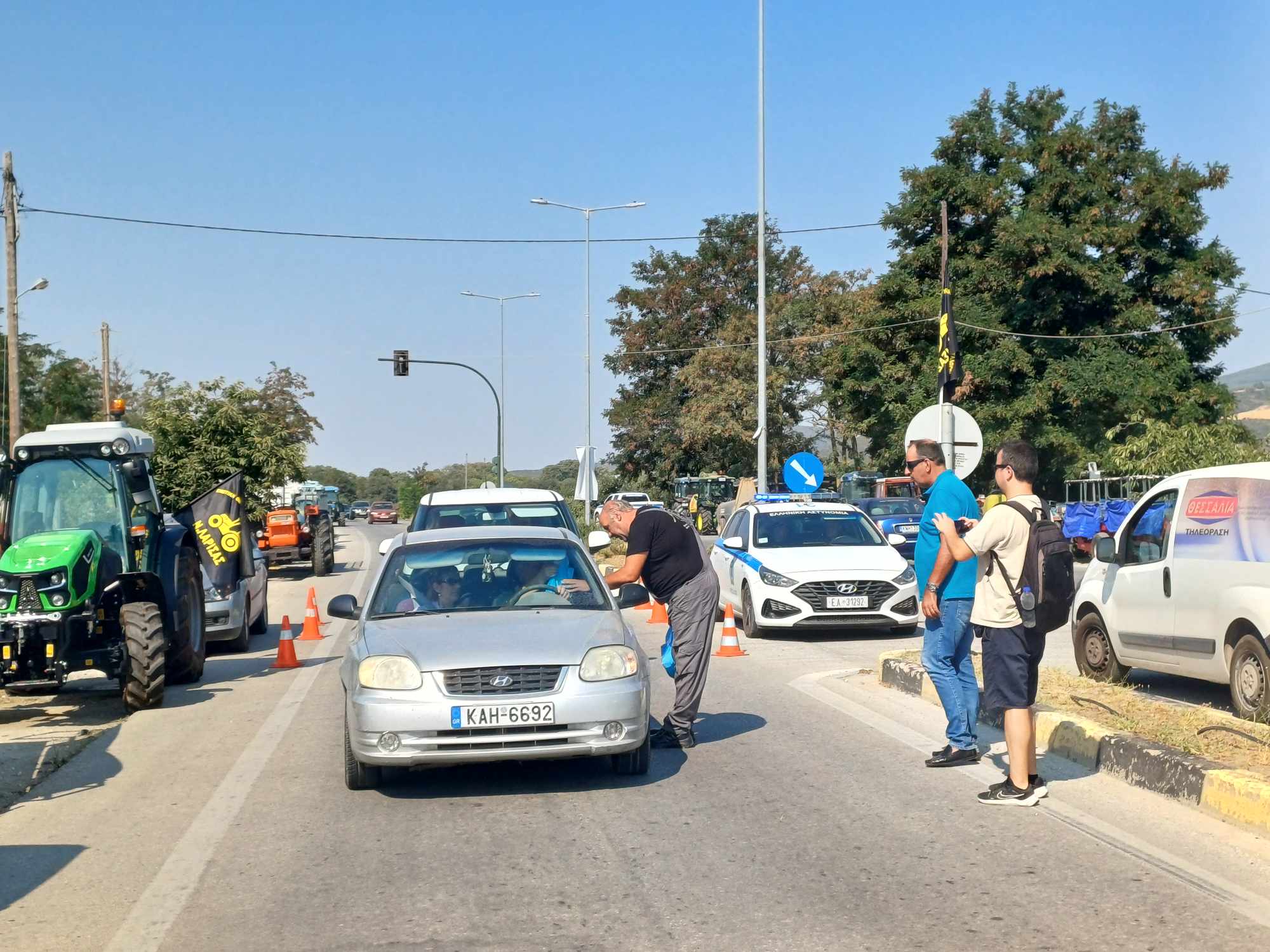 Εν μέσω καύσωνα έβγαλαν τρακτερ οι αγρότες στην είσοδο της Αγιάς και μοίρσαν μήλα στους επισκέπτες προς τα παράλια (ΦΩΤΟ+vide