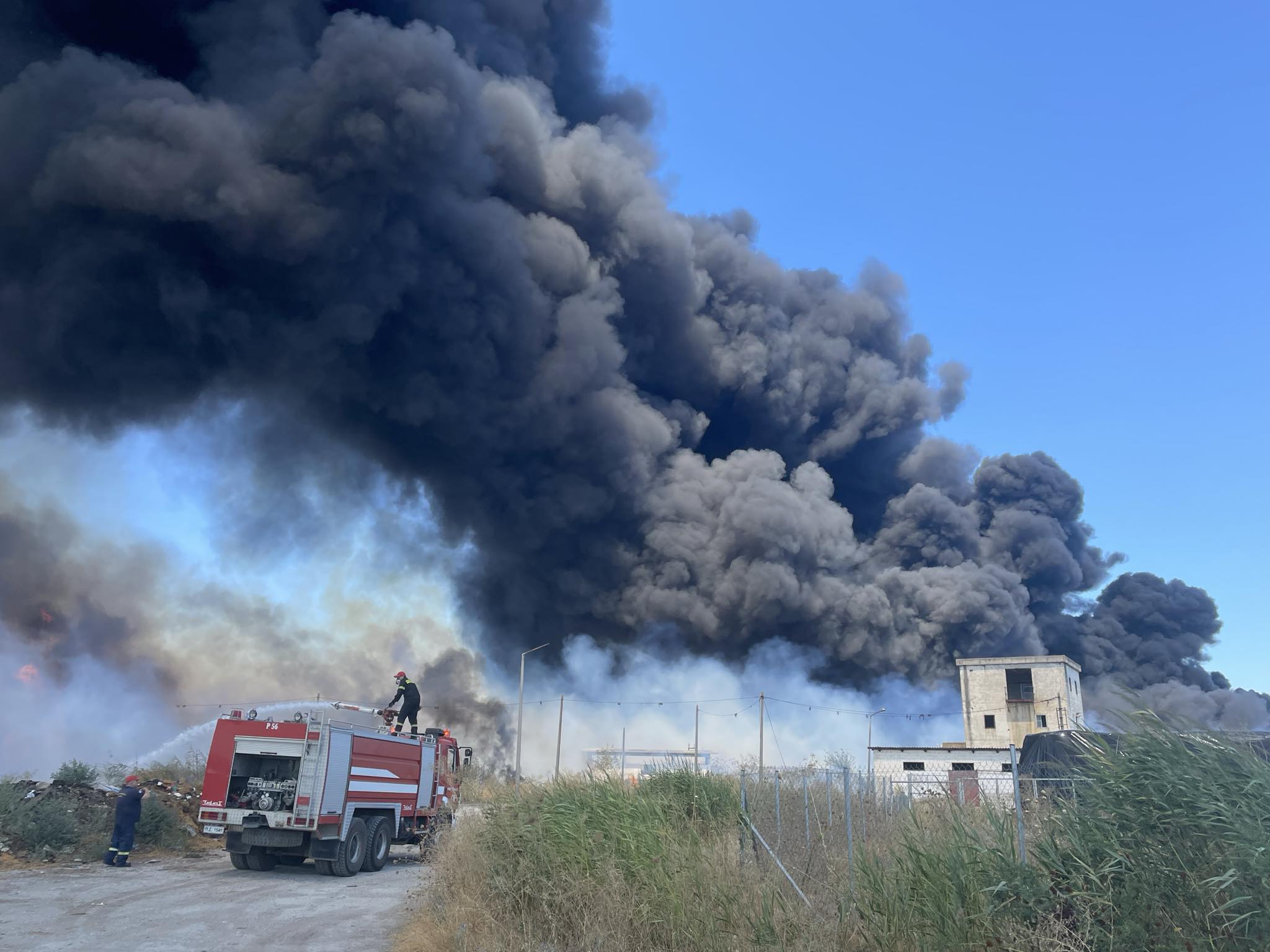 Συγκλονιστικές εικόνες από την επιχείρηση κατάσβεσης της φωτιάς στο Ομορφοχώρι (ΦΩΤΟ -VIDEO)