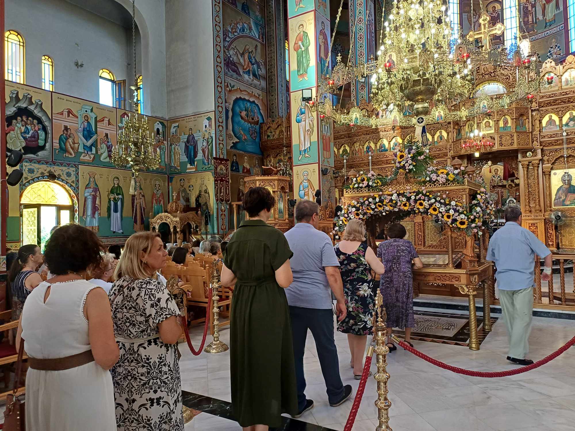 Πλήθος πιστών στον Ιερό Ναό Ζωοδόχου Πηγής στη Λάρισα (ΦΩΤΟ)