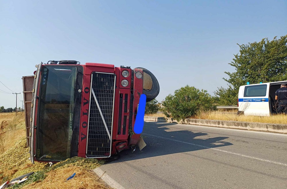 Αναστάτωση από φορτηγό με ζωοτροφές που ντελαπάρισε εξω από τη Λάρισα (ΦΩΤΟ)