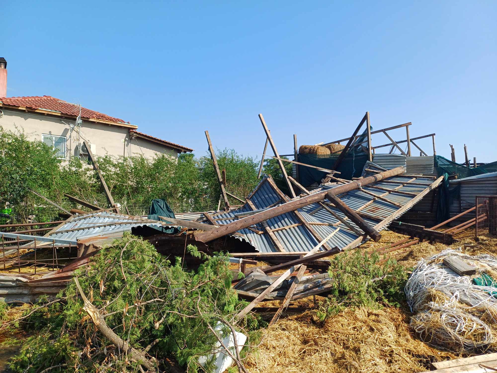 Μεγάλες ζημιές σε κτηνοτροφικές μονάδες σε Τερψιθέα, Μεσοράχη- το μπουρίνι ξήλωσε στέγες (ΦΩΤΟ)