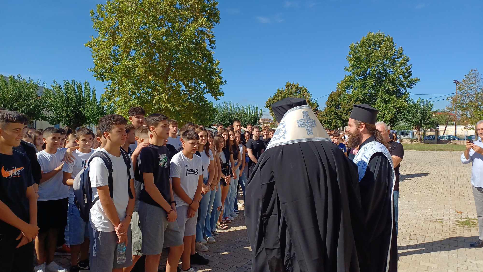 Πρώτο κουδούνι στη Λάρισα και επίσημος αγιασμός στο Γυμνάσιο Φαλάνης που πέρυσι είχε πλημμυρίσει (ΦΩΤΟ)