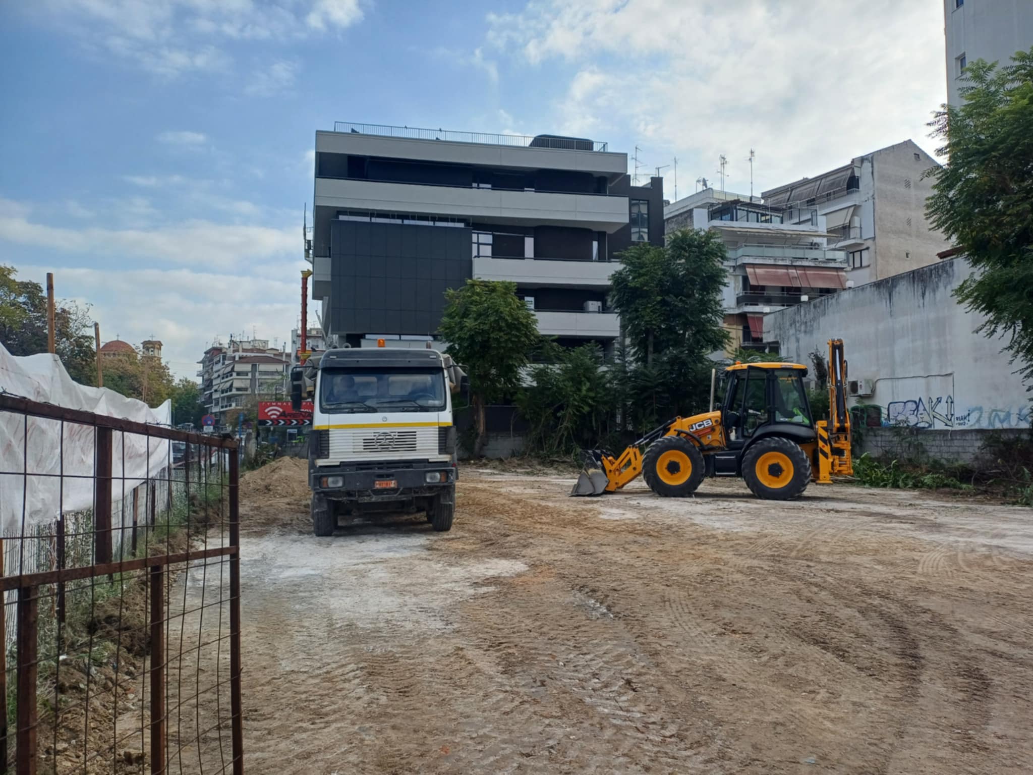 ¨ενταση το πρωί στη Λάρισα: Μέλη του Εργατικού Κέντρου εμπόδισαν μηχανήματα στο πάρκιγκ της Καλλιθέας (ΦΩΤΟ)