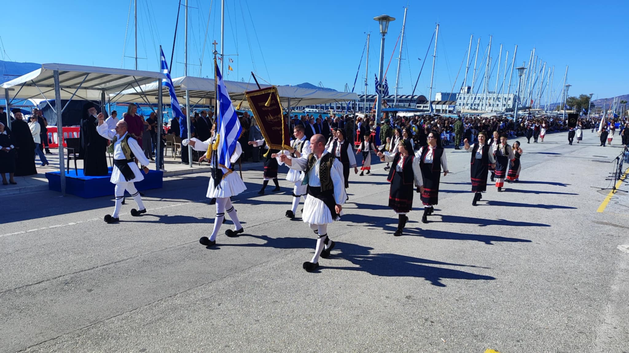 Πλήθος κόσμου στην παρέλαση του Βόλου στην παραλία (ΦΩΤΟ