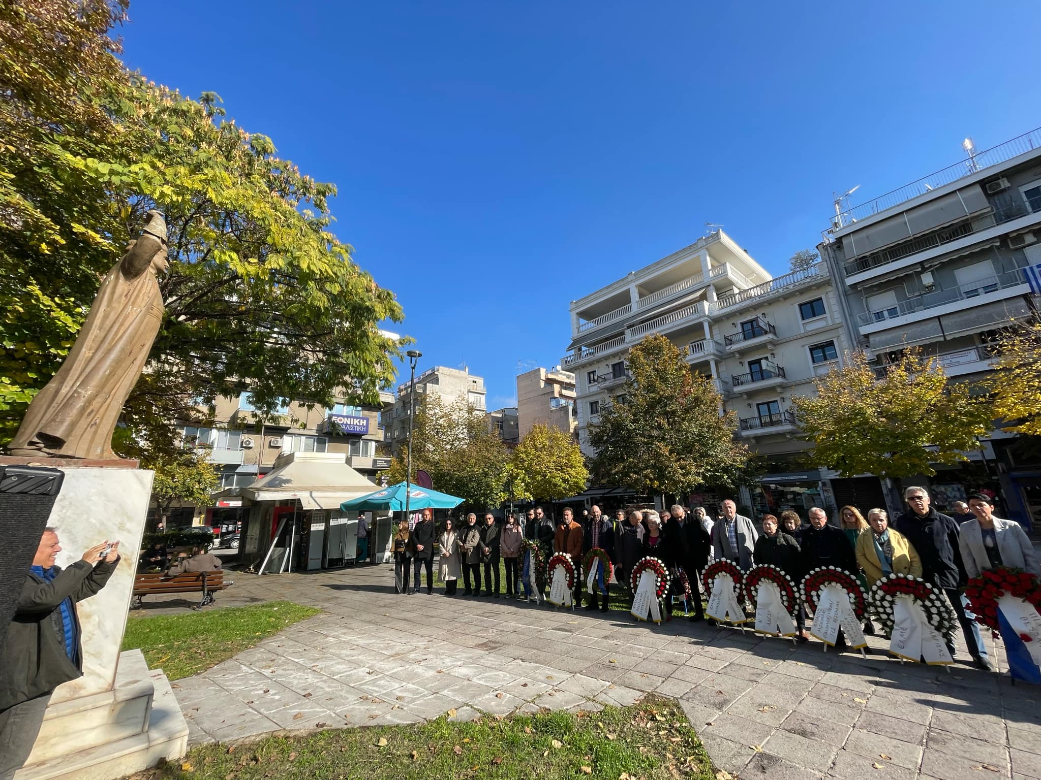 Λάρισα: Τιμήθηκε η 51η επέτειος του Πολυτεχνείου με κατάθεση στεφάνων στην πλατεία νομαρχίας (ΦΩΤΟ)