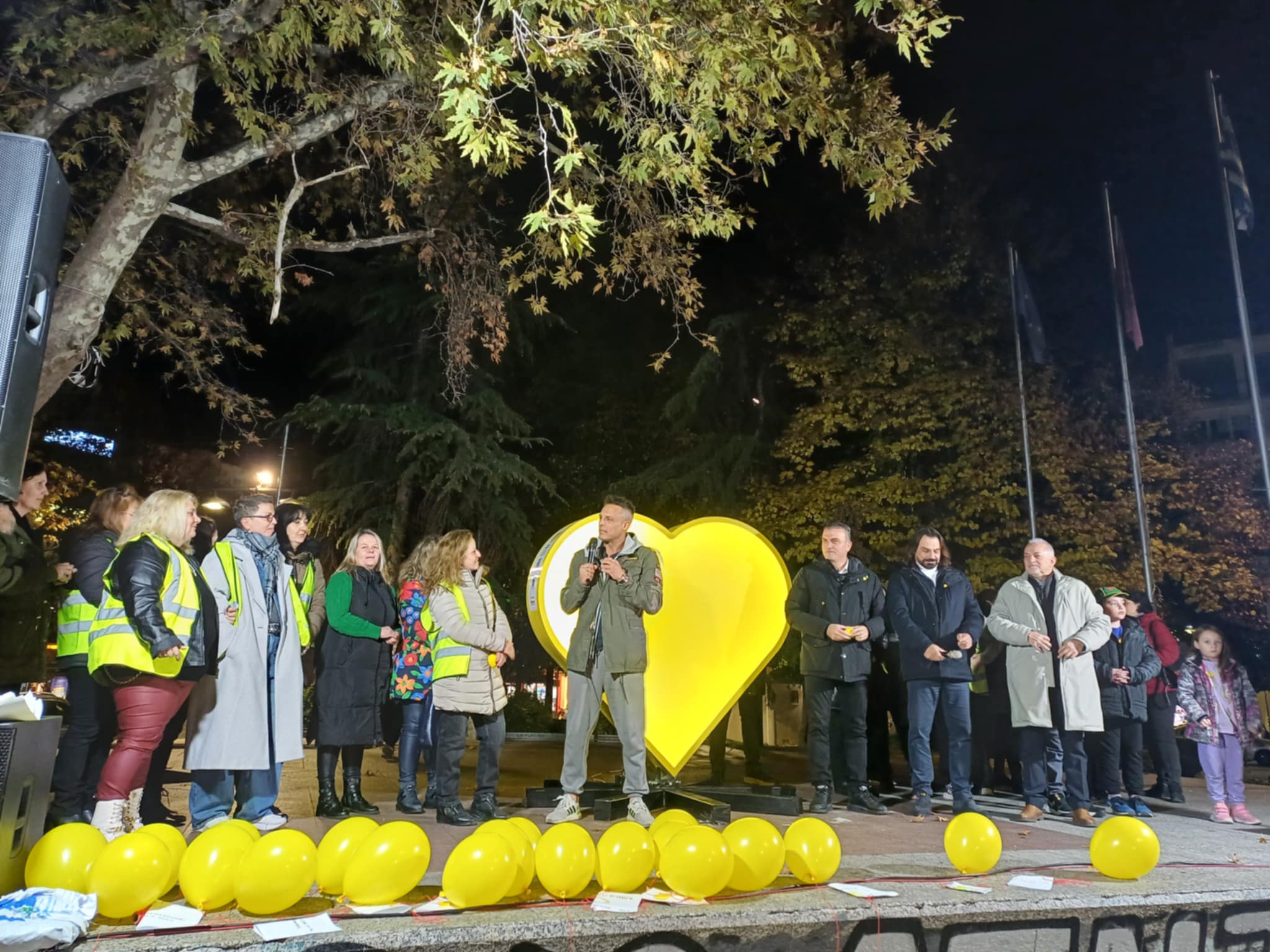 Φωταφωγήθηκε απόψε η Κίτρινη Καρδιά στη Λάρισα προς τιομή των ανθρώπων της καθαριότητας (ΦΩΤΟ)