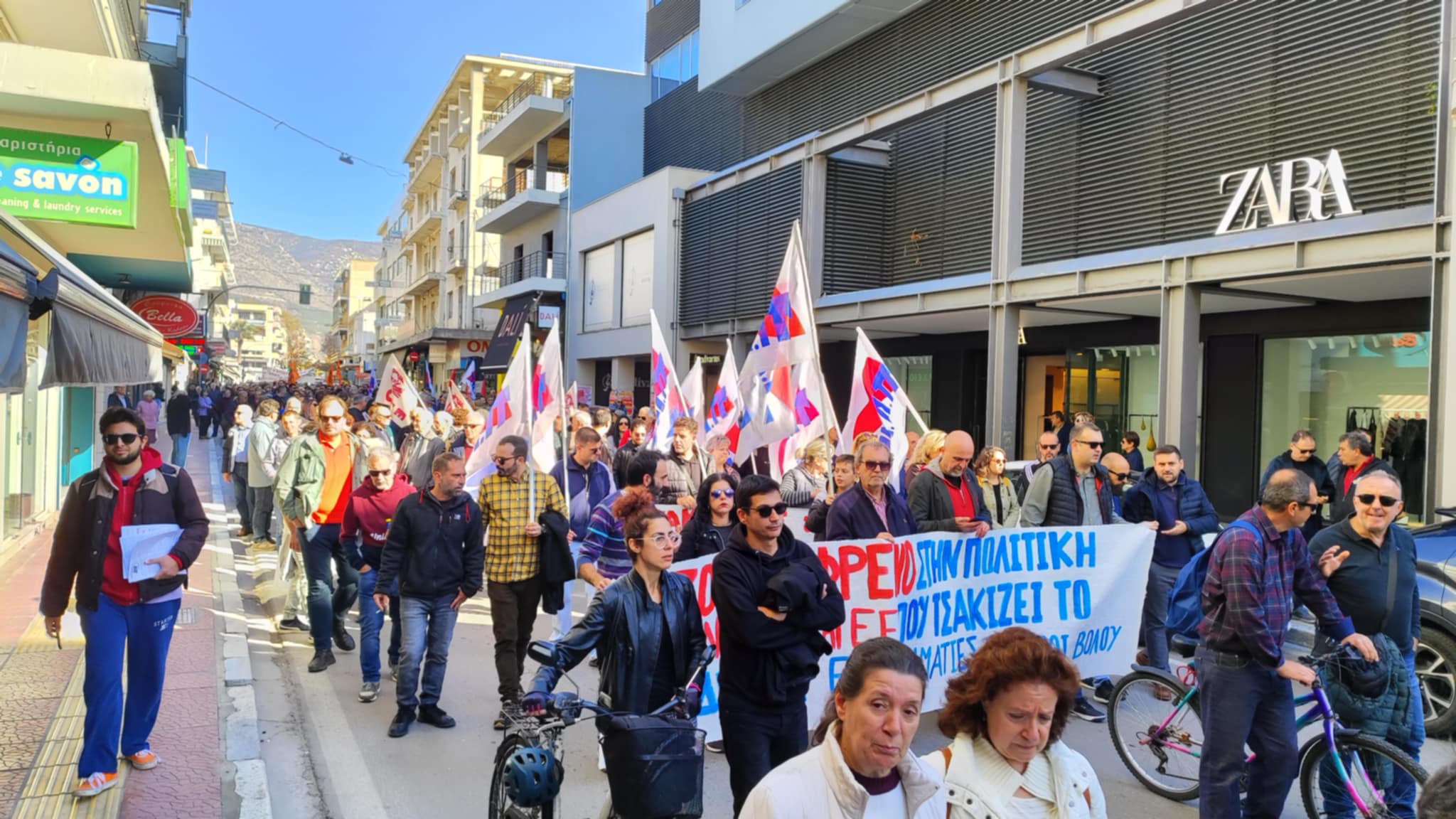 Μαζική συμμετοχή εργαζομένων στυην απεργιακή συγκέντρωση στον Βόλο (ΦΩΤΟ)