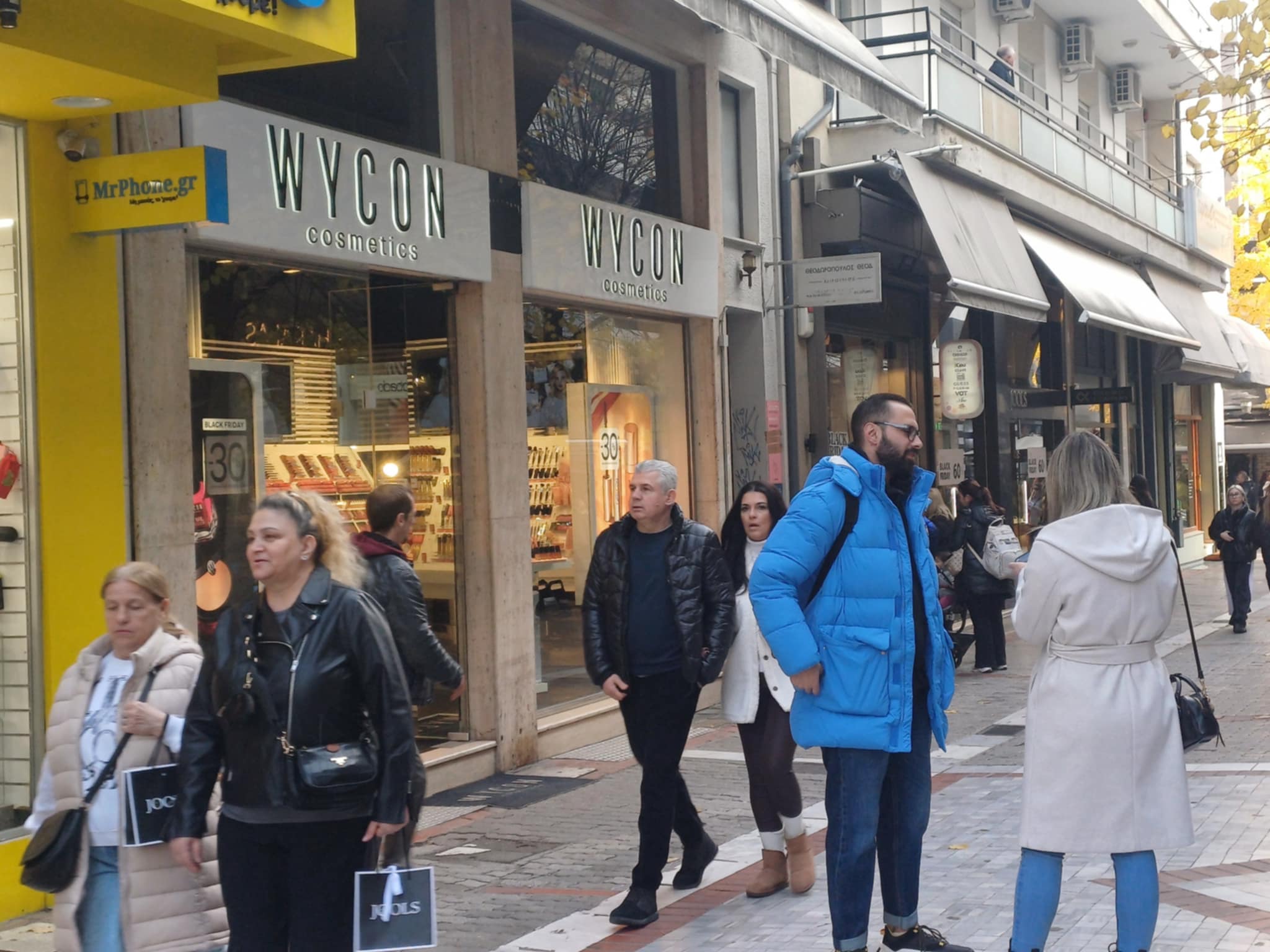 Ξεχύθηκαν στην αγορά για την Black Friday σήμερα,  οι Λαρισαίοι (ΦΩΤΟ)