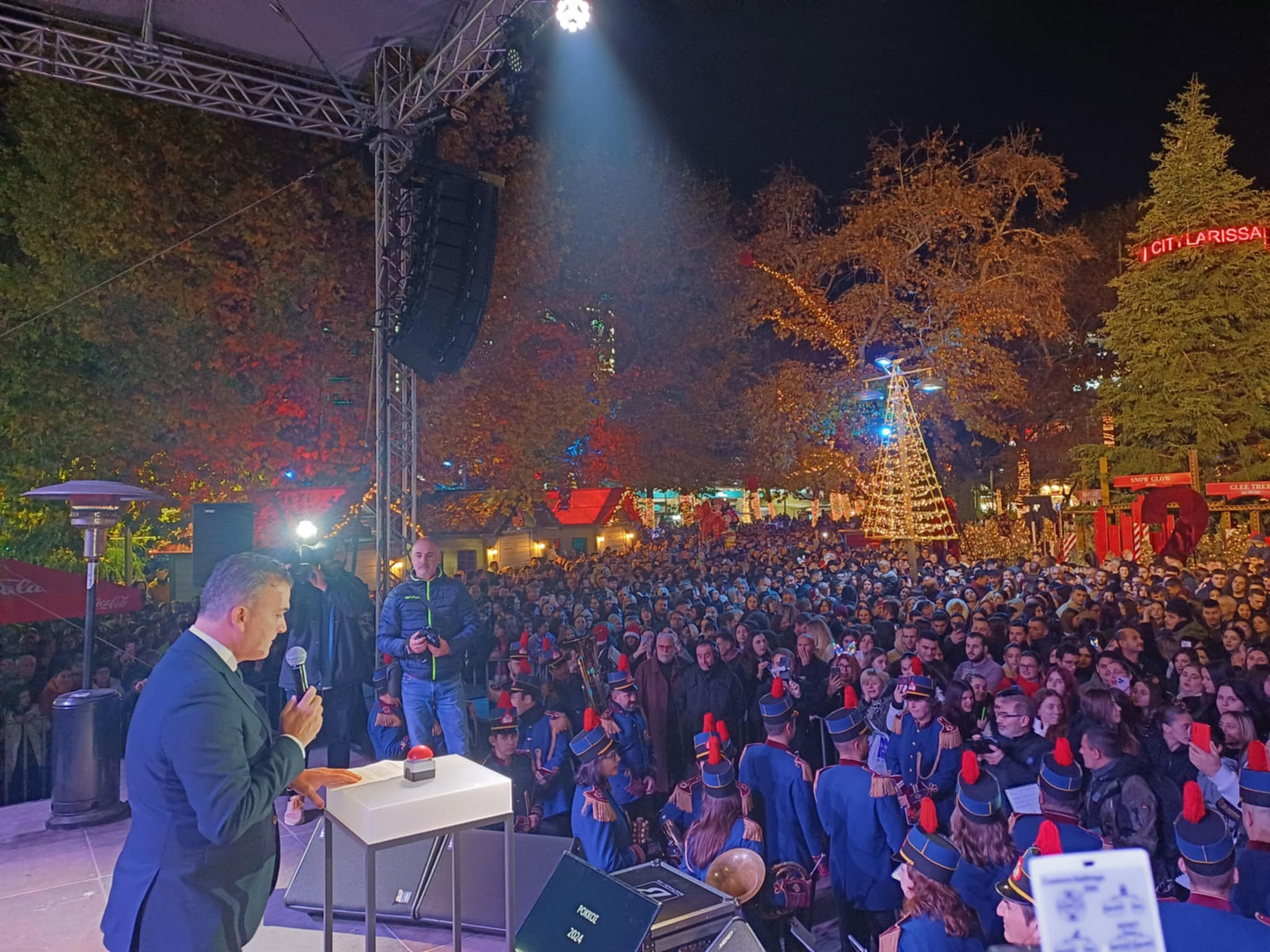 Η πιο λαμπερή στιγμή της χρονιάς - άναψε το χριστουγεννιάτικο ΄δεντρο με Στέλιο Ρόκο η Λάρισα (ΦΩΤΟ)