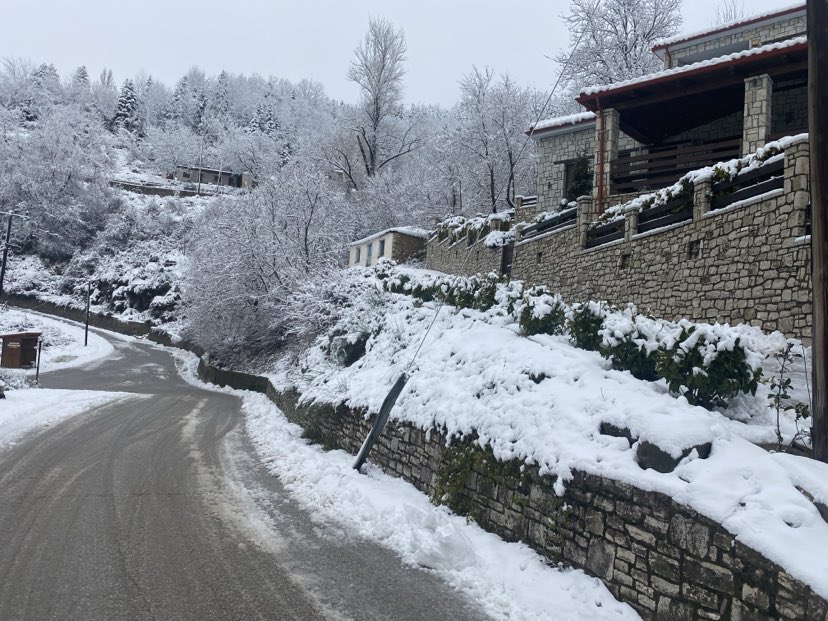 Όμορφες εικόνες σε λευκό φόντο πάνω από τη Λίμνη Πλαστήρα στη Φυλακτή (ΦΩΤΟ)