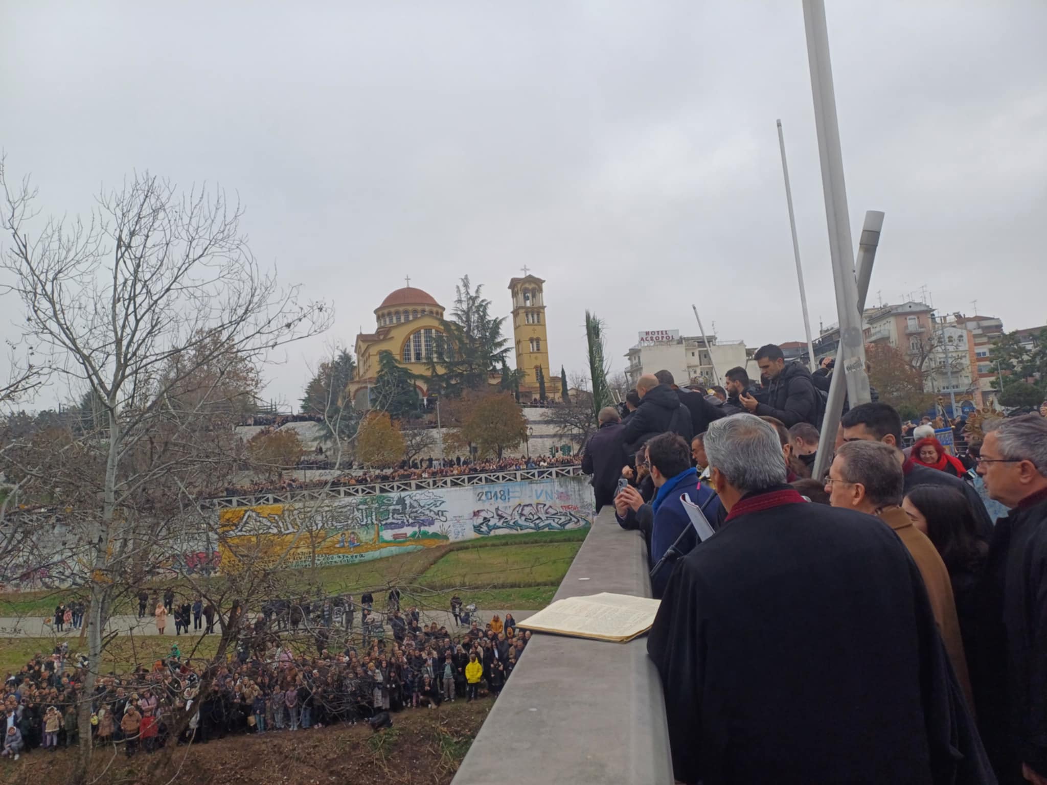 Βούτηξαν στα παγωμένα νερά του Πηνειού για το σταυρό (ΦΩΤΟ+video)