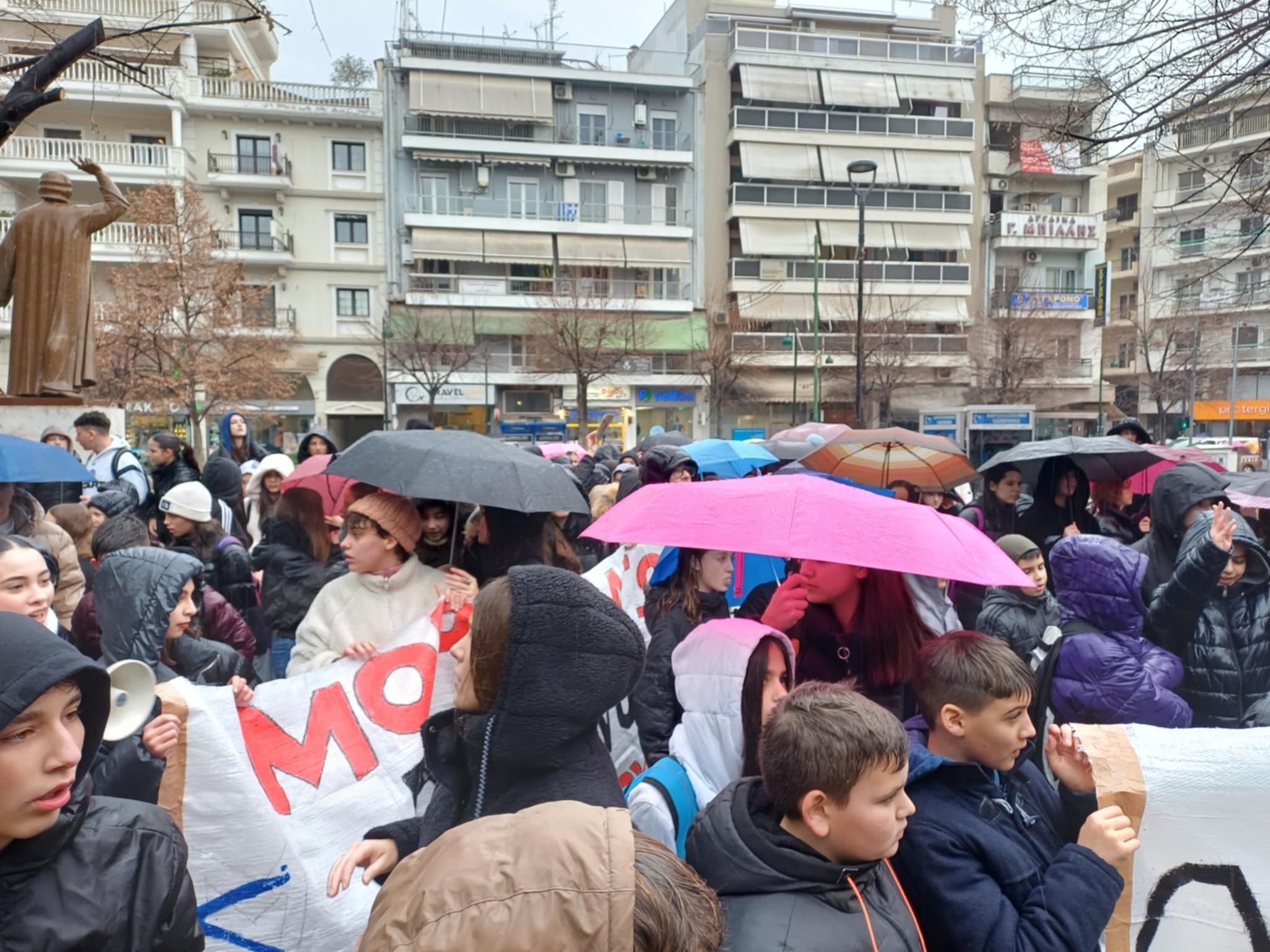 Πορεία διαμαρτυρίας μετά ...μουσικής και υπό βροχή από το Μουσικό Σχολείο Λάρισας (ΦΩΤΟ+video)