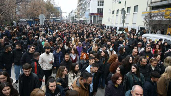 «Δεν έχω οξυγόνο -όχι στη συγκάλυψη» βροντοφώναξαν χιλιάδες διαδηλωτές στην πορεία προς το σταθμό Λάρισας (ΦΩΤΟ +video)