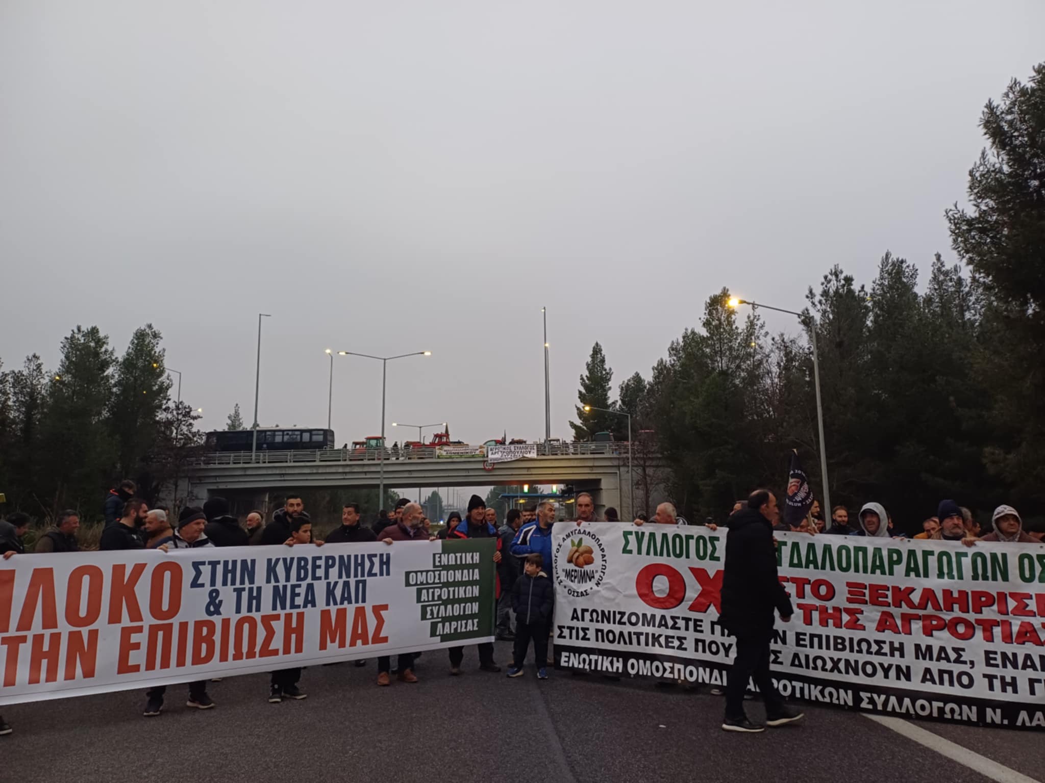 Συμβολικός αποκλεισμός της ΠΑΘΕ στη Γυρτώνη από αγρότες που σκληραίνουν τη στάση τους (ΦΩΤΟ+video)