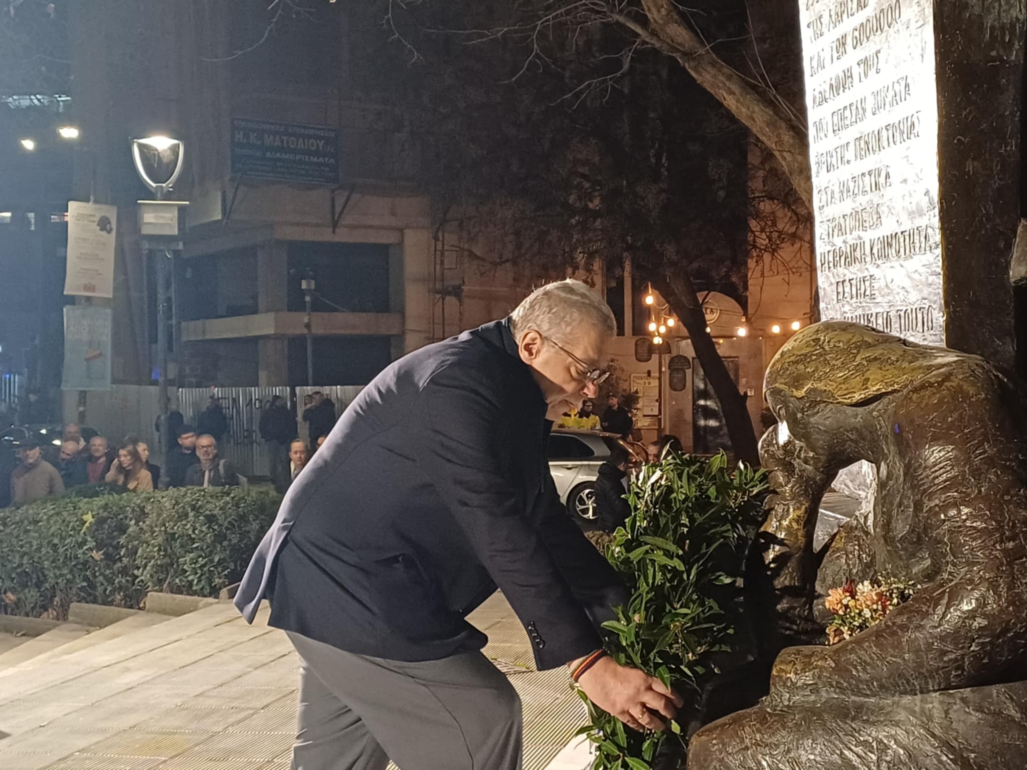 Επιμνημόσυνη δέηση και οι καταθέσεις στεφάνων στην πλατεία Εβραίων Μαρτύρων (ΦΩΤΟ)