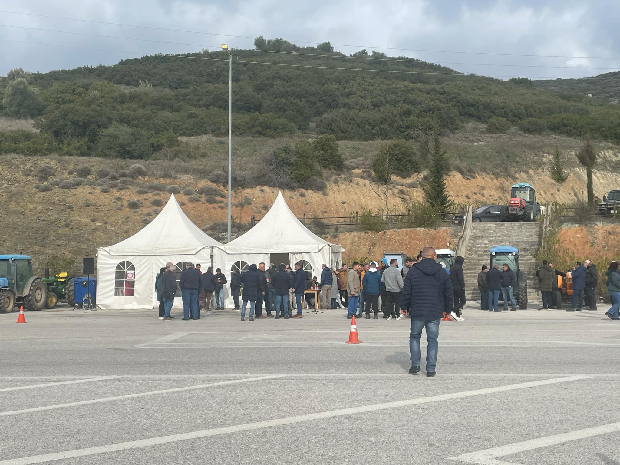 Κινητοποίηση από τους αγρότες της Αγιάς στο Γερακάρι- μοίρασαν μήλα στους οδηγούς (ΦΩΤΟ)