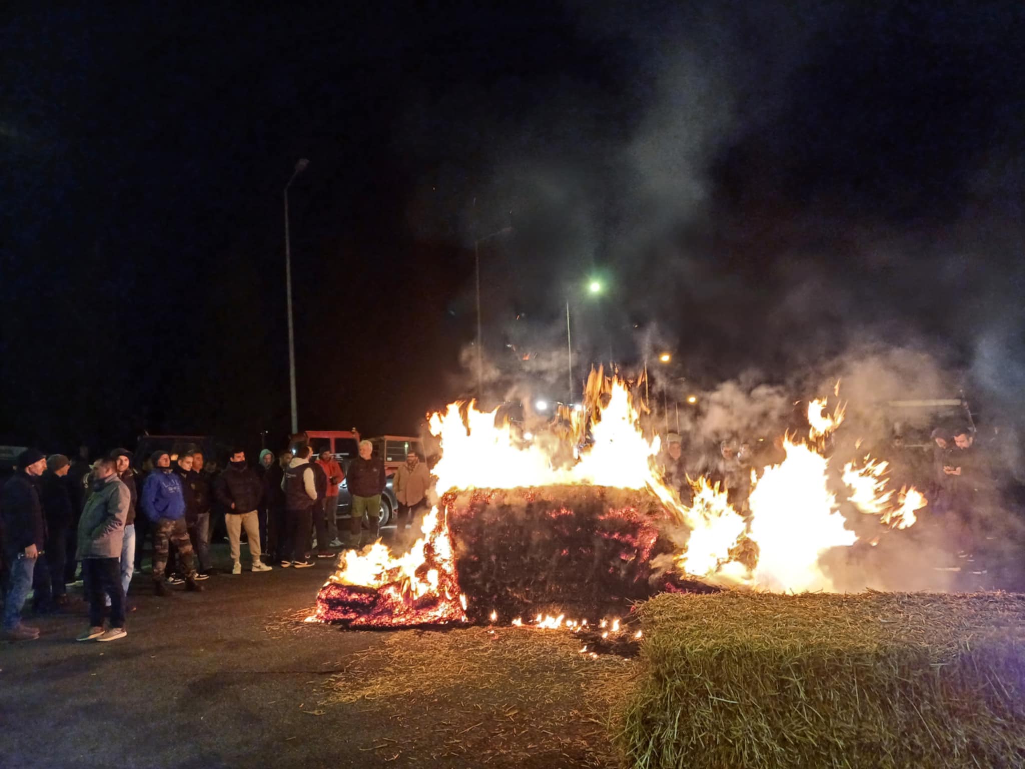 Στο μπλόκο της Γυρτώνης με ...ντεκόρ από φλεγόμενες αχυρόμπαλες ο Αλέξης Χαρίτσης (ΦΩΤΟ+video)