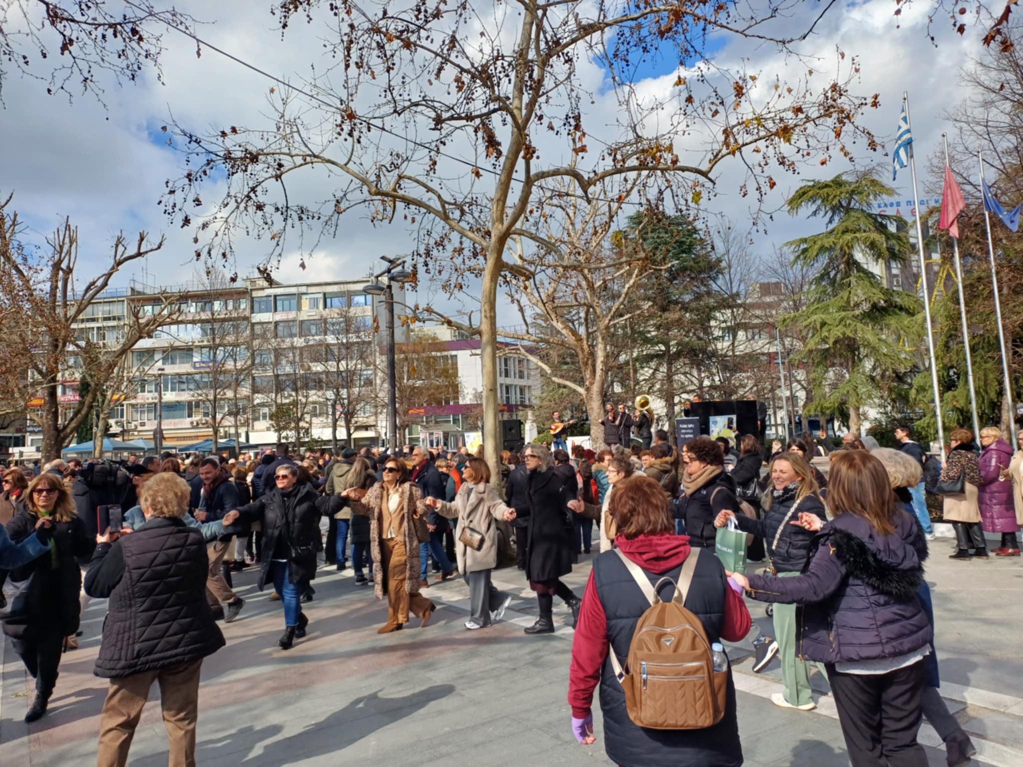 Τσίκνα , χάλκινα και χοροί κυκλωτικοί στην κεντρική πλατεία- άναψε το κέφι (ΦΩΤΟ+video)