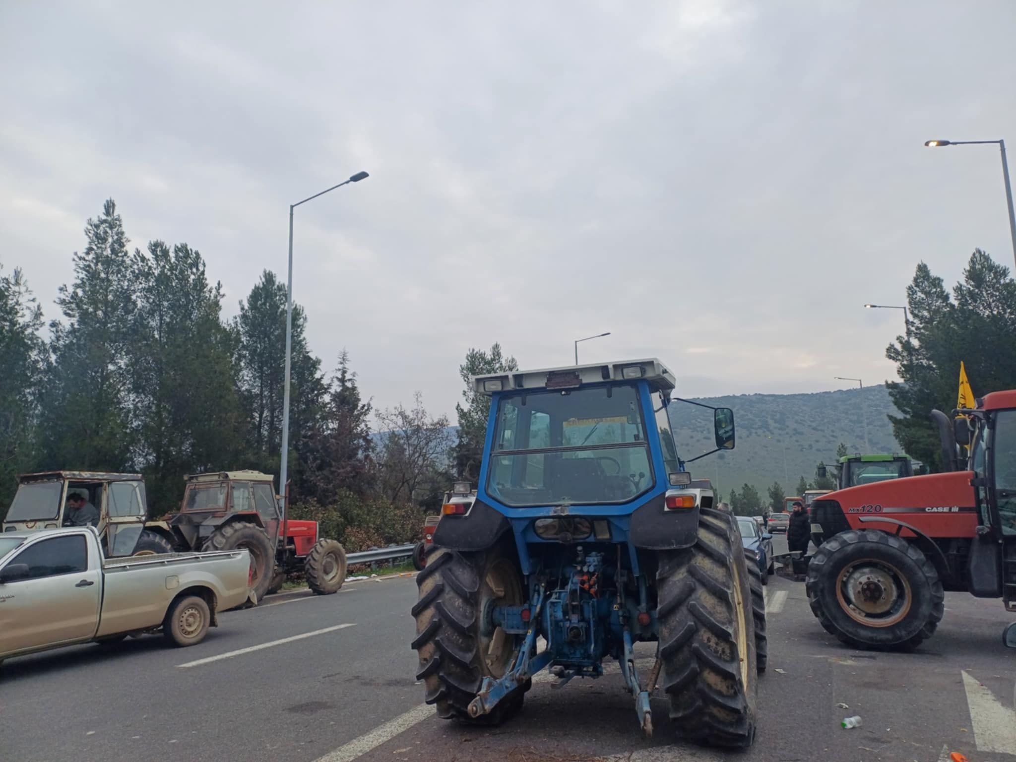 Αποχωρούν από το μπλόκο της Γυρτώνης οι αγρότες και δίνουν ραντεβού την Παρασκευή για τα Τέμπη (ΦΩΤΟ+video)