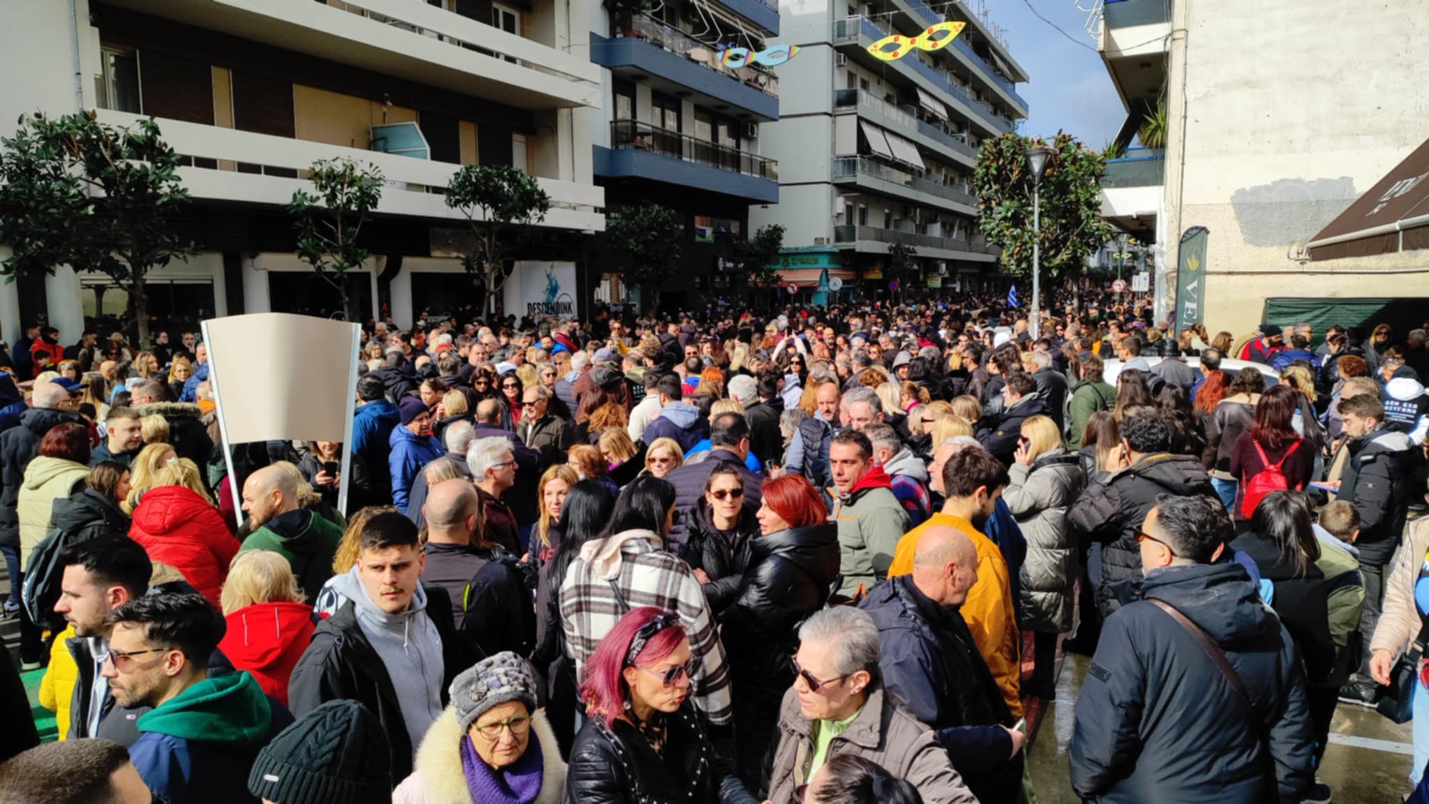 “Βούλιαξε” η παραλία του Βόλου από διαδηλωτές- Πάνδημο το αίτημα για δικαιοσύνη (ΦΩΤΟ)