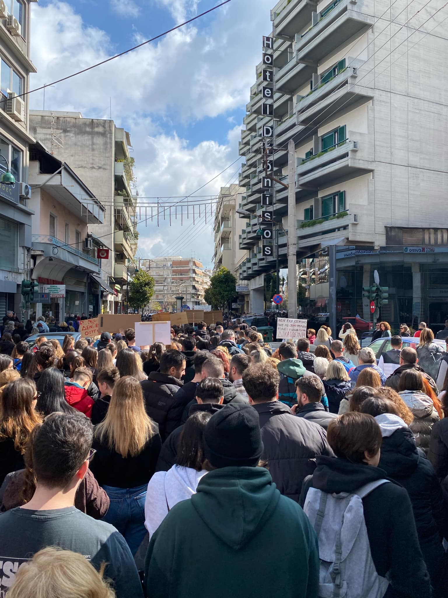 Στον Στα=θμό κατέληξε η μεγαλειώδης πορεία στη Λάρισα- απίστευτος αριθμός διαδηλωτών (ΦΩΤΟ+video)